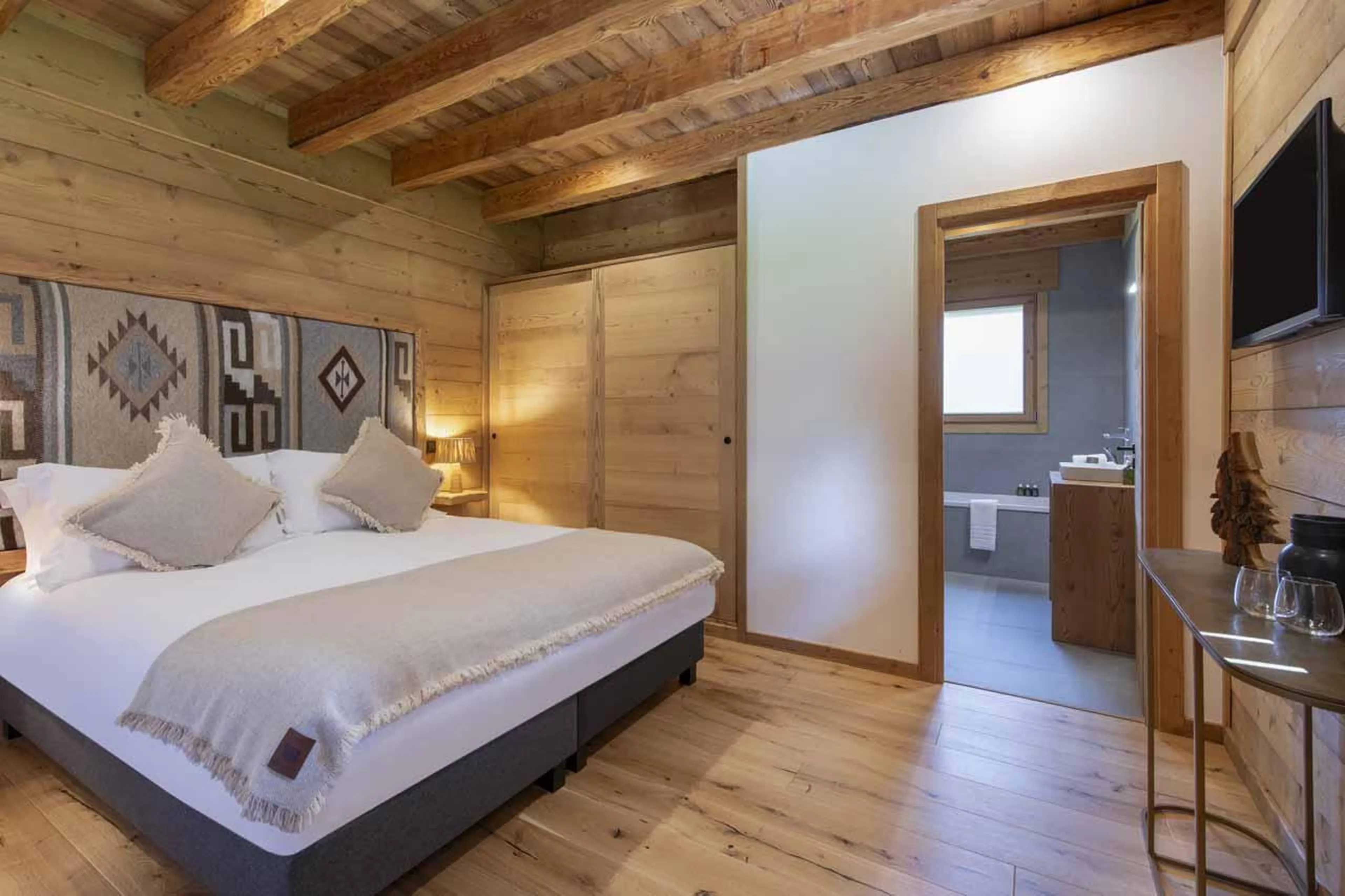 Double bedroom with en-suite bathroom in Chalet Nanook, Morzine