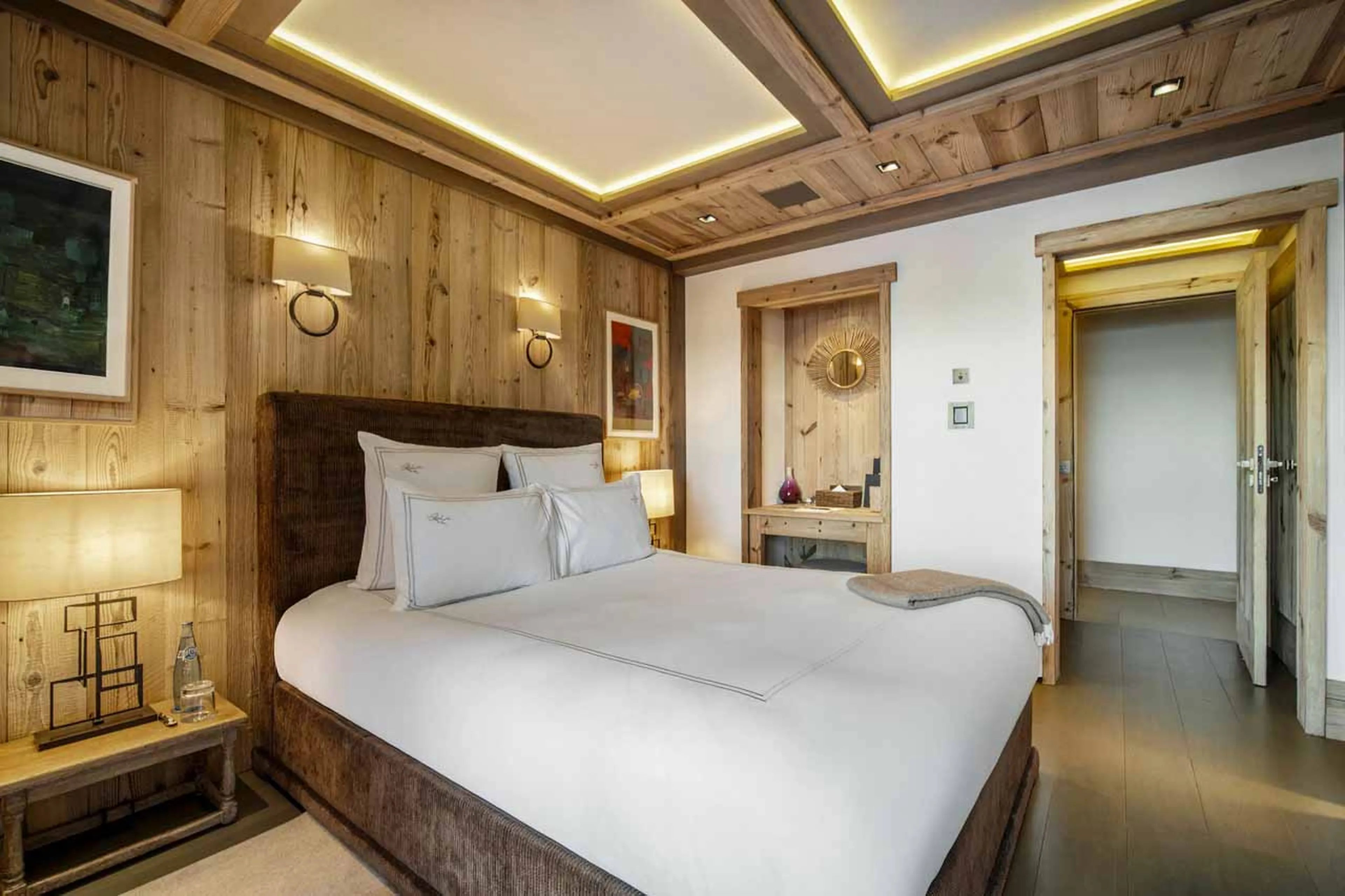 Double bedroom with en suite bathroom and balcony access in Chalet Nanuq in Courchevel 1850