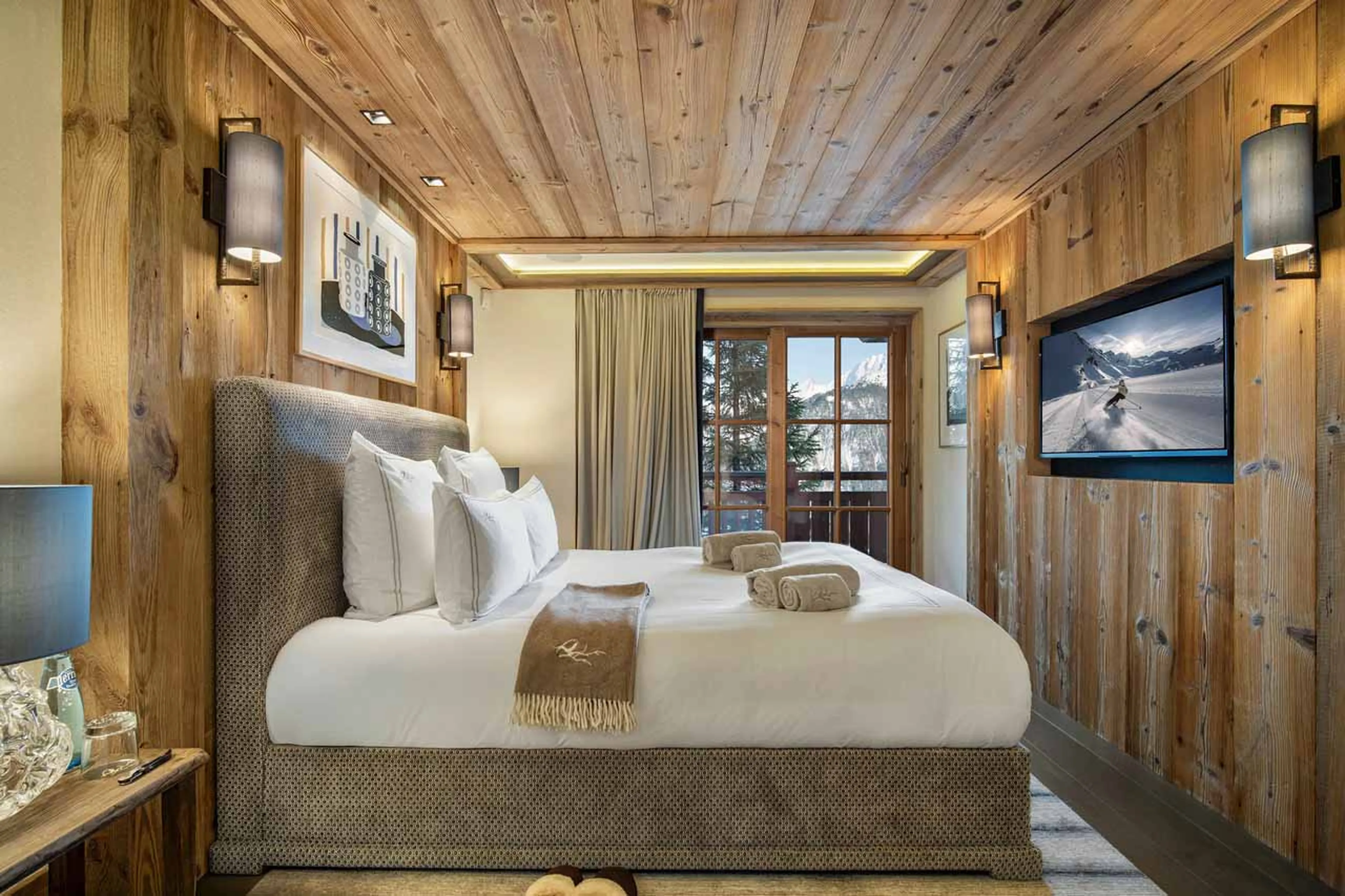 Double bedroom opening onto a balcony of Chalet Nanuq in Courchevel 1850