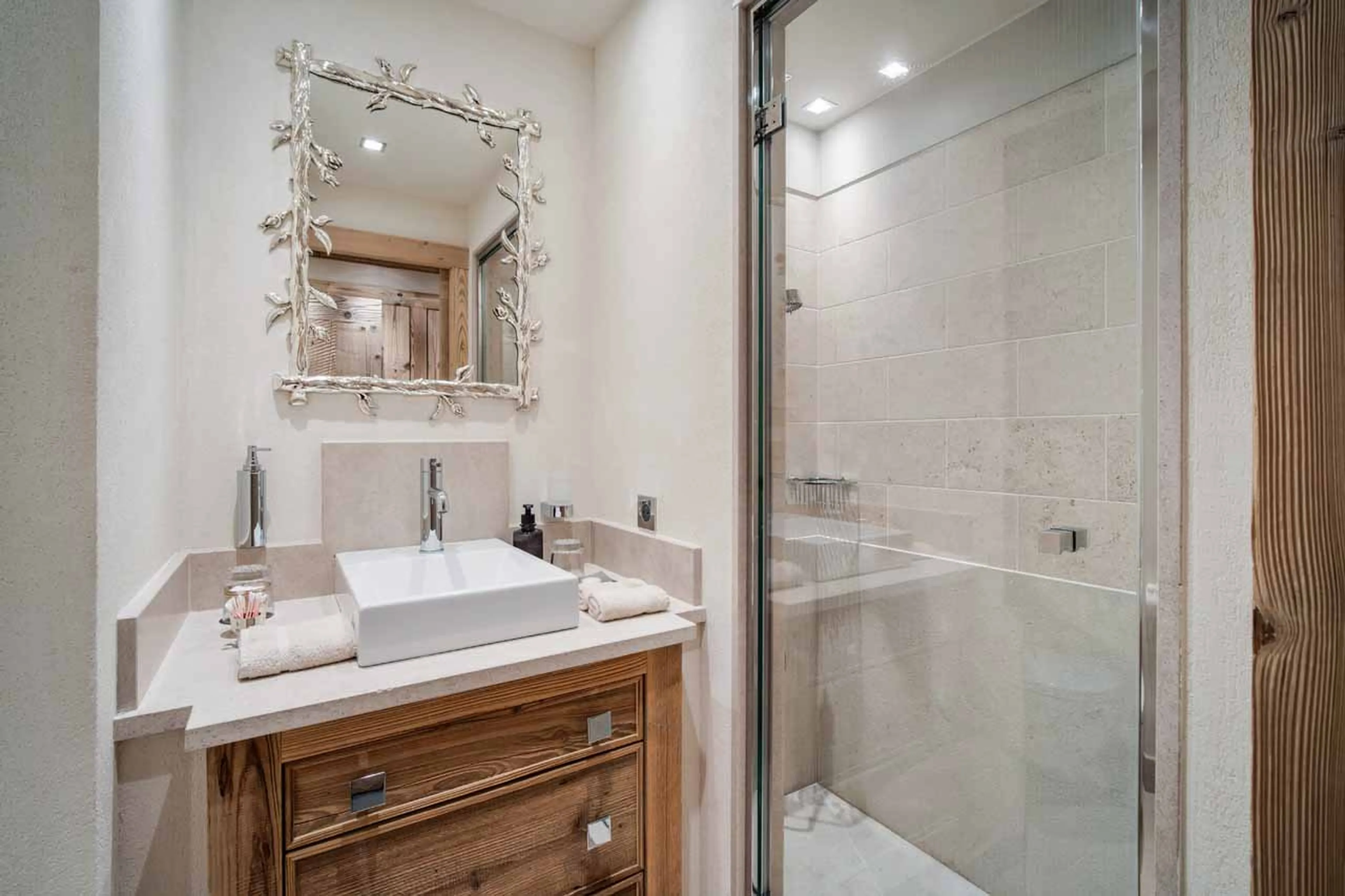 Bedroom 4 en-suite in Chalet Nanuq in Courchevel 1850