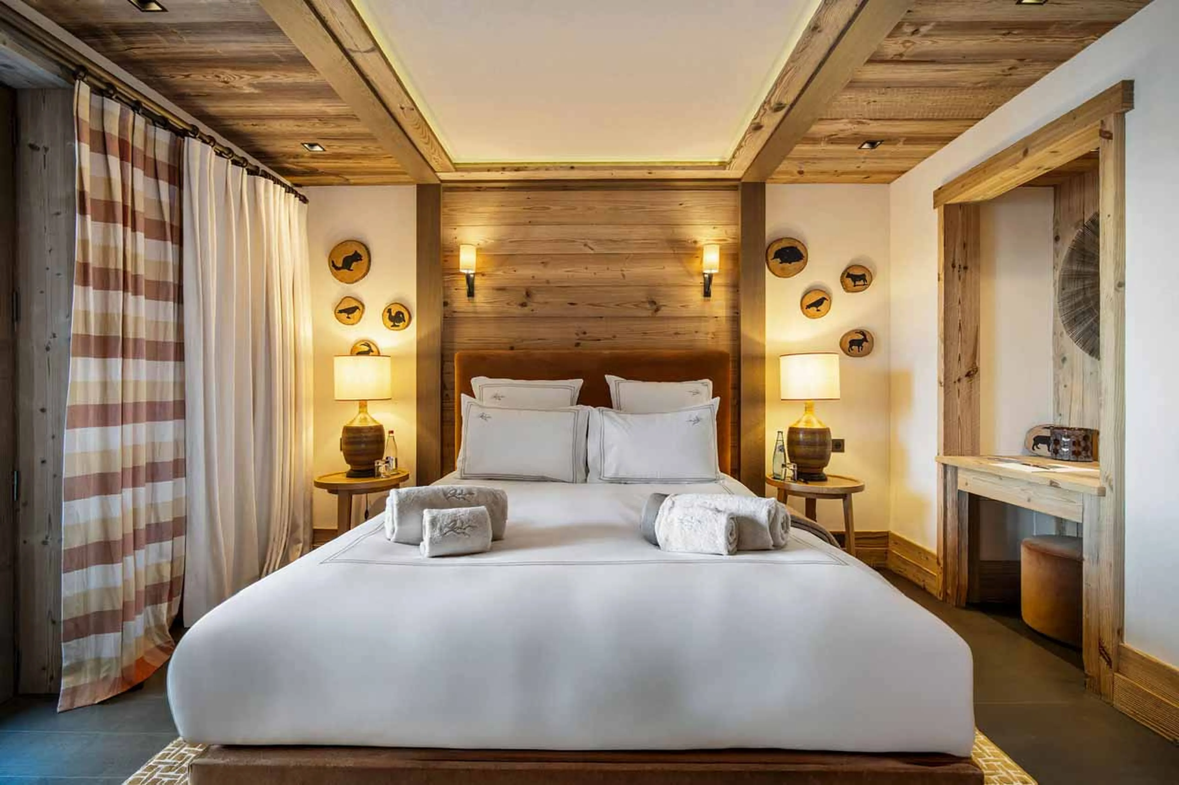 Double bedroom open to the terrace of Chalet Nanuq in Courchevel 1850