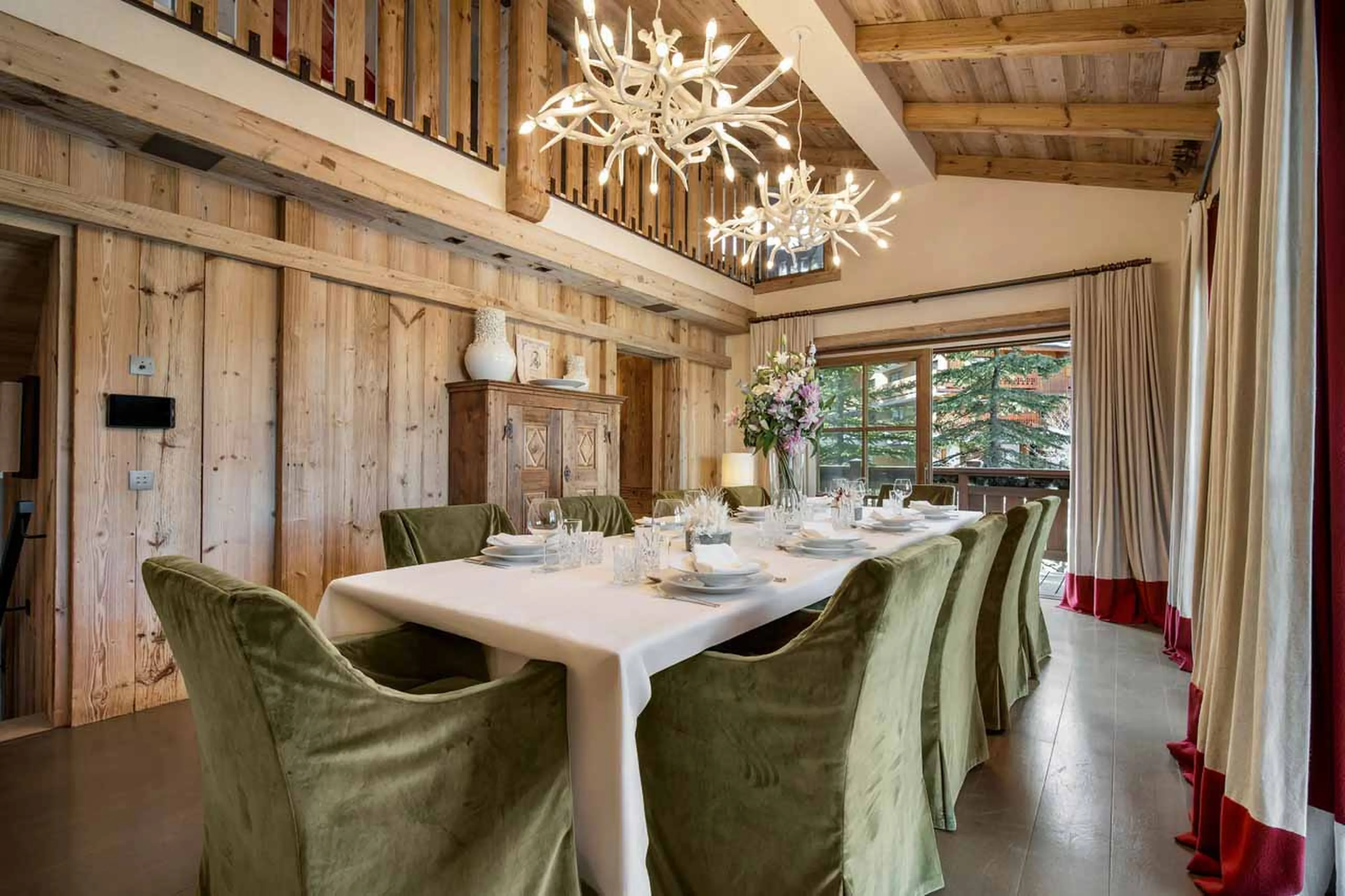 Dining table with views on two sides in Chalet Nanuq in Courchevel 1850
