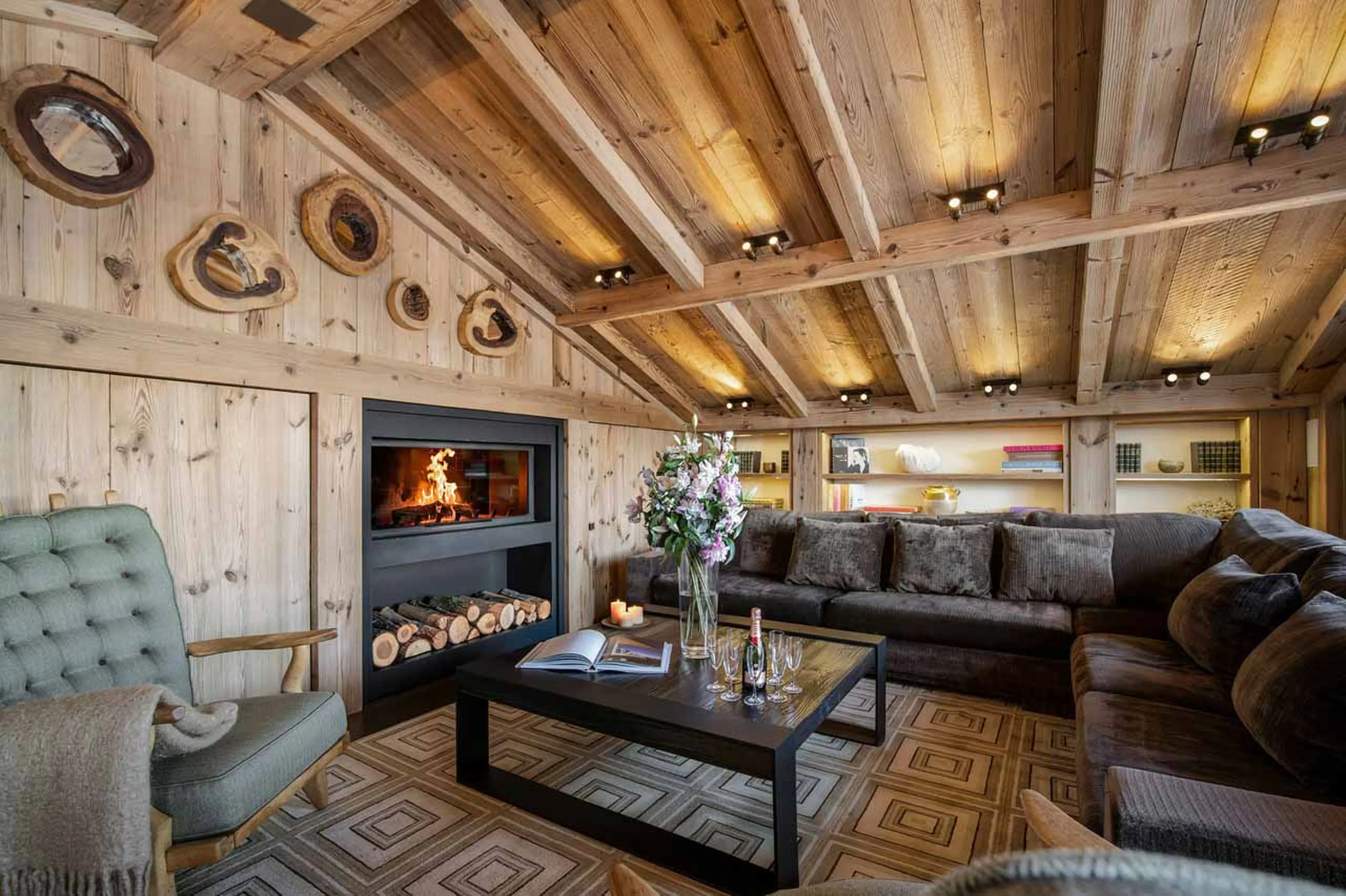Living area with a high vaulted ceiling in Chalet Nanuq in Courchevel 1850