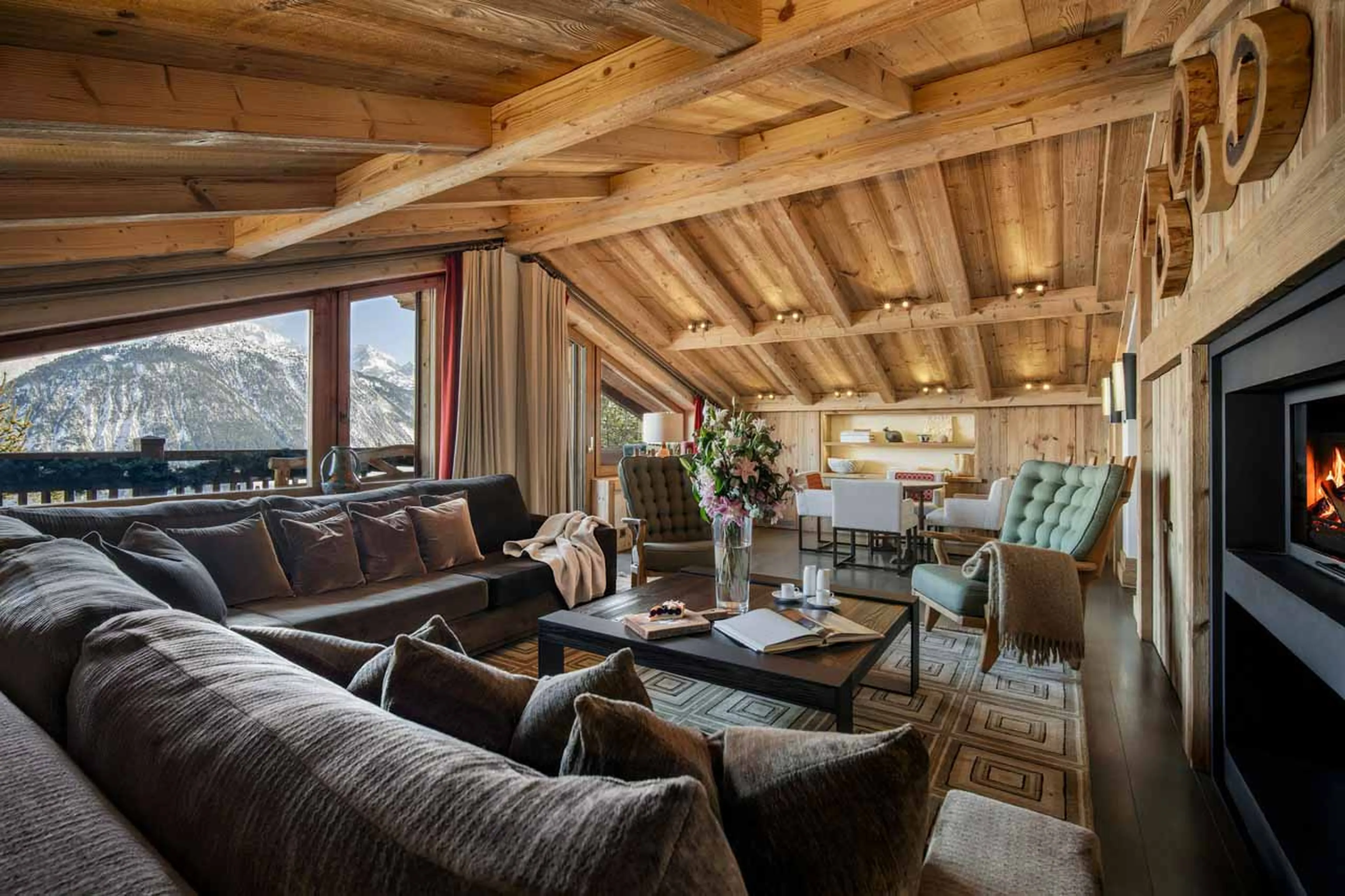Sitting corner with a view in the lounge area of Chalet Nanuq in Courchevel 1850