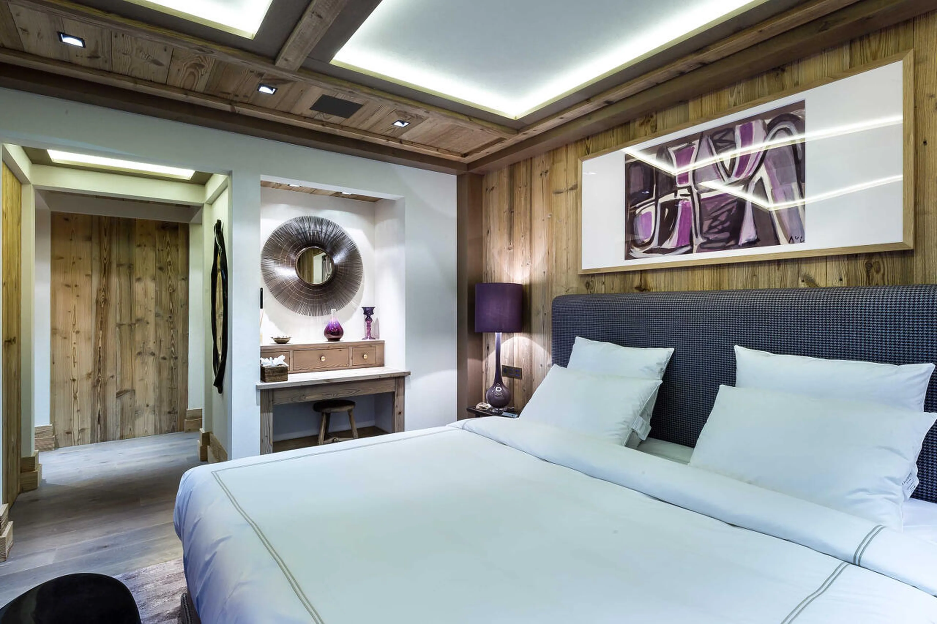 Master bedroom with king-size bed in Chalet Nanuq in Courchevel 1850