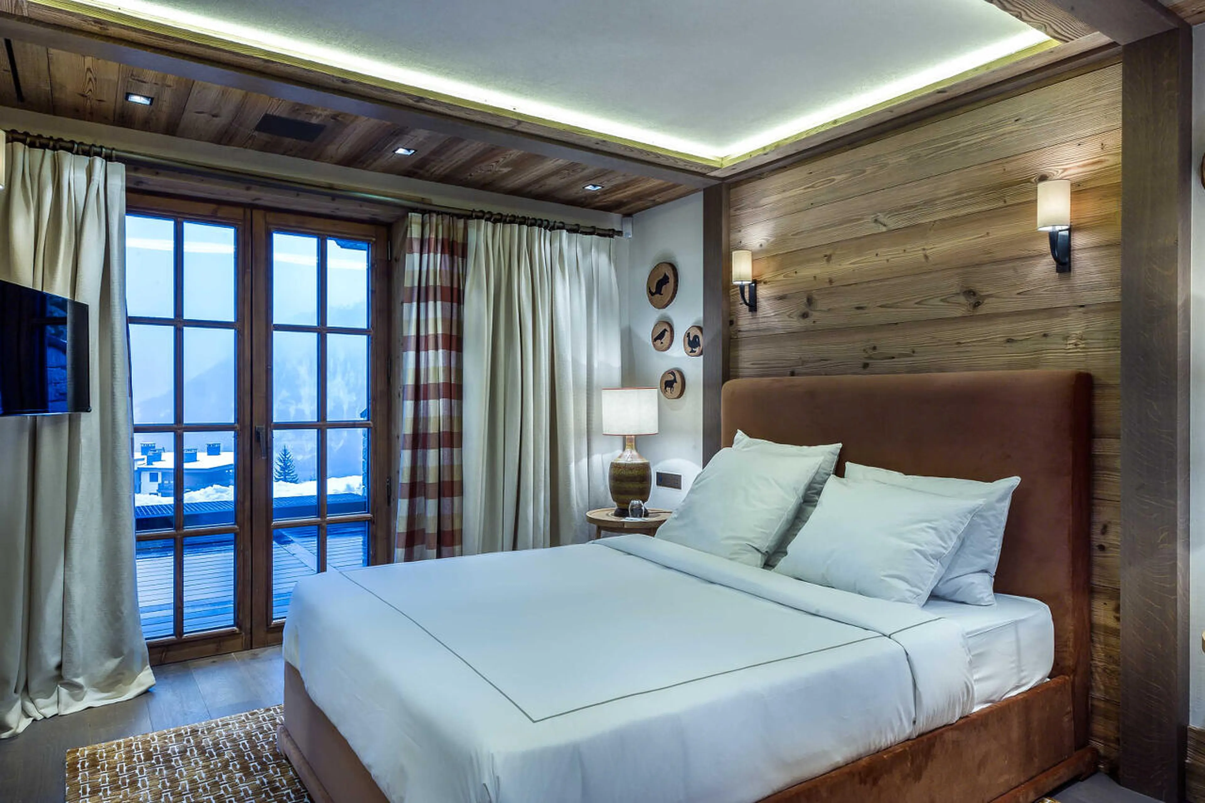Double bedroom open to the terrace of Chalet Nanuq in Courchevel 1850