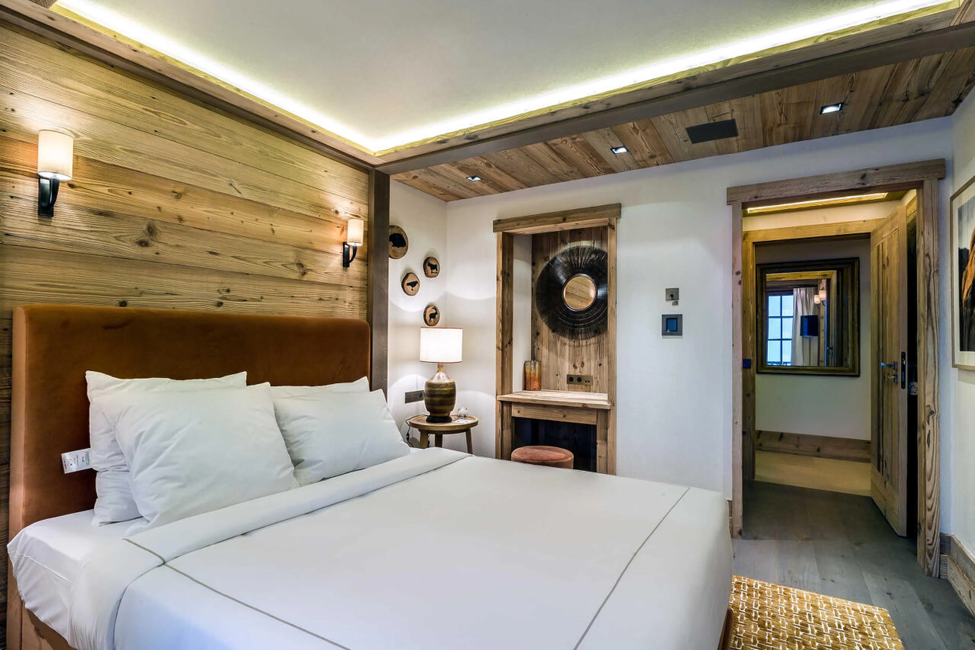 Double bedroom with en suite bathroom in Chalet Nanuq in Courchevel 1850