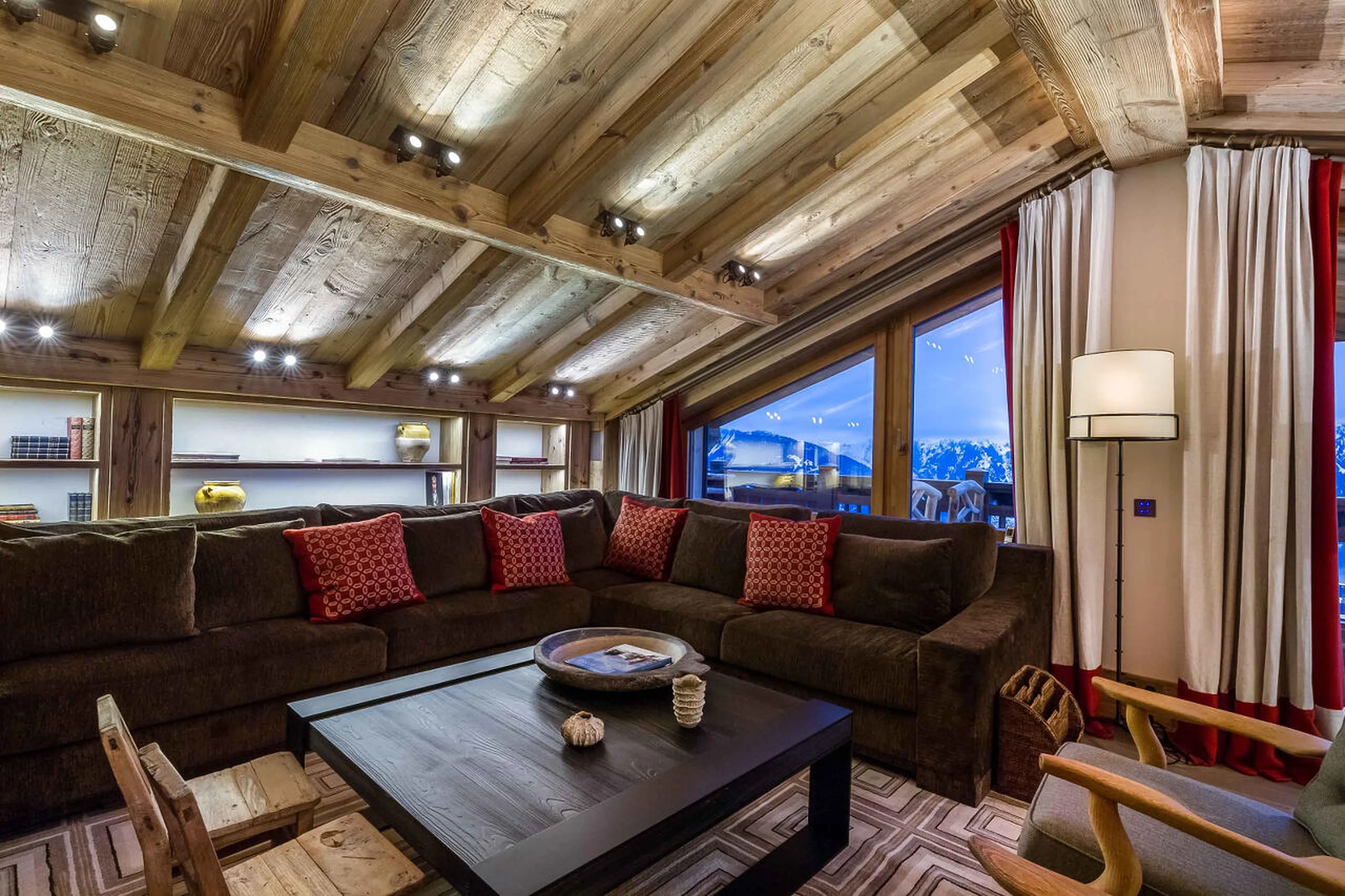Living area with a high vaulted ceiling in Chalet Nanuq in Courchevel 1850