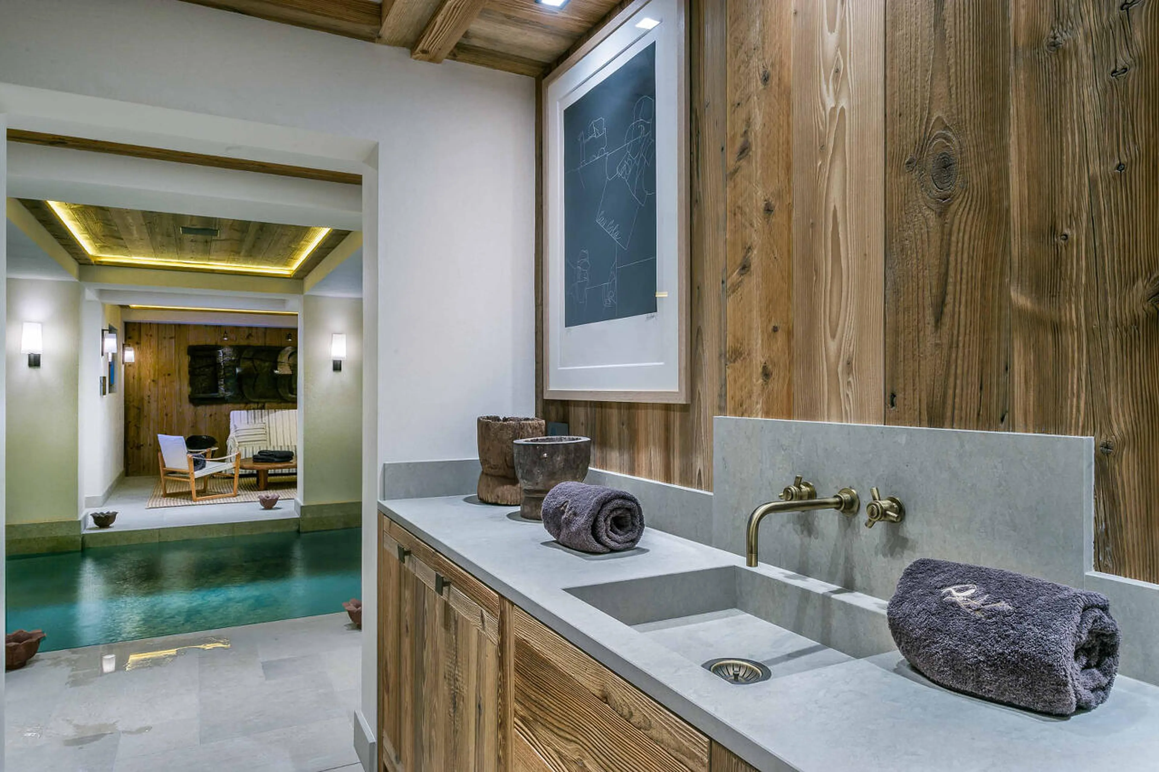 Swimming pool and shower in spa area of Chalet Nanuq in Courchevel 1850