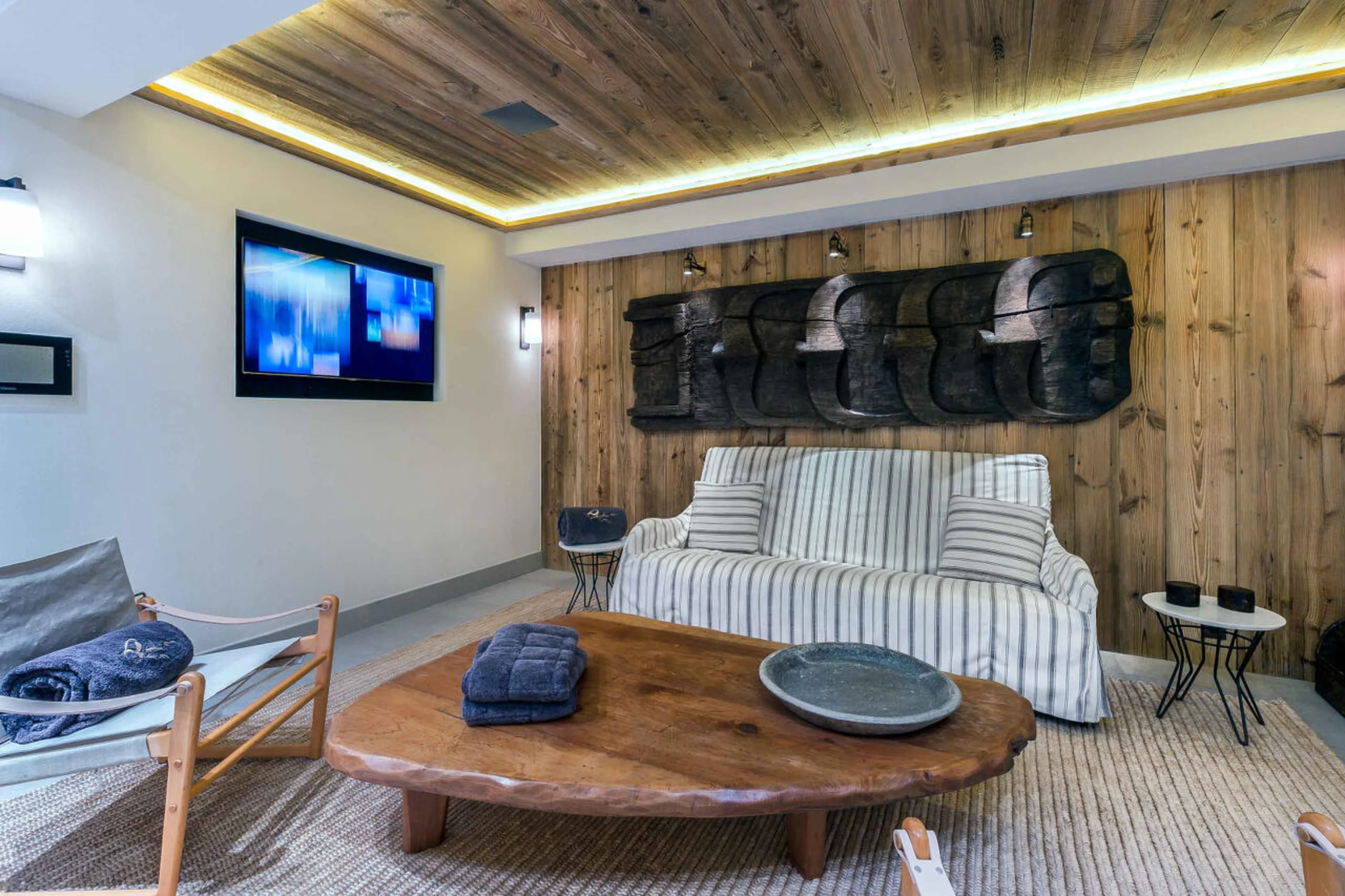 Relaxation lounge in spa area in Chalet Nanuq in Courchevel 1850