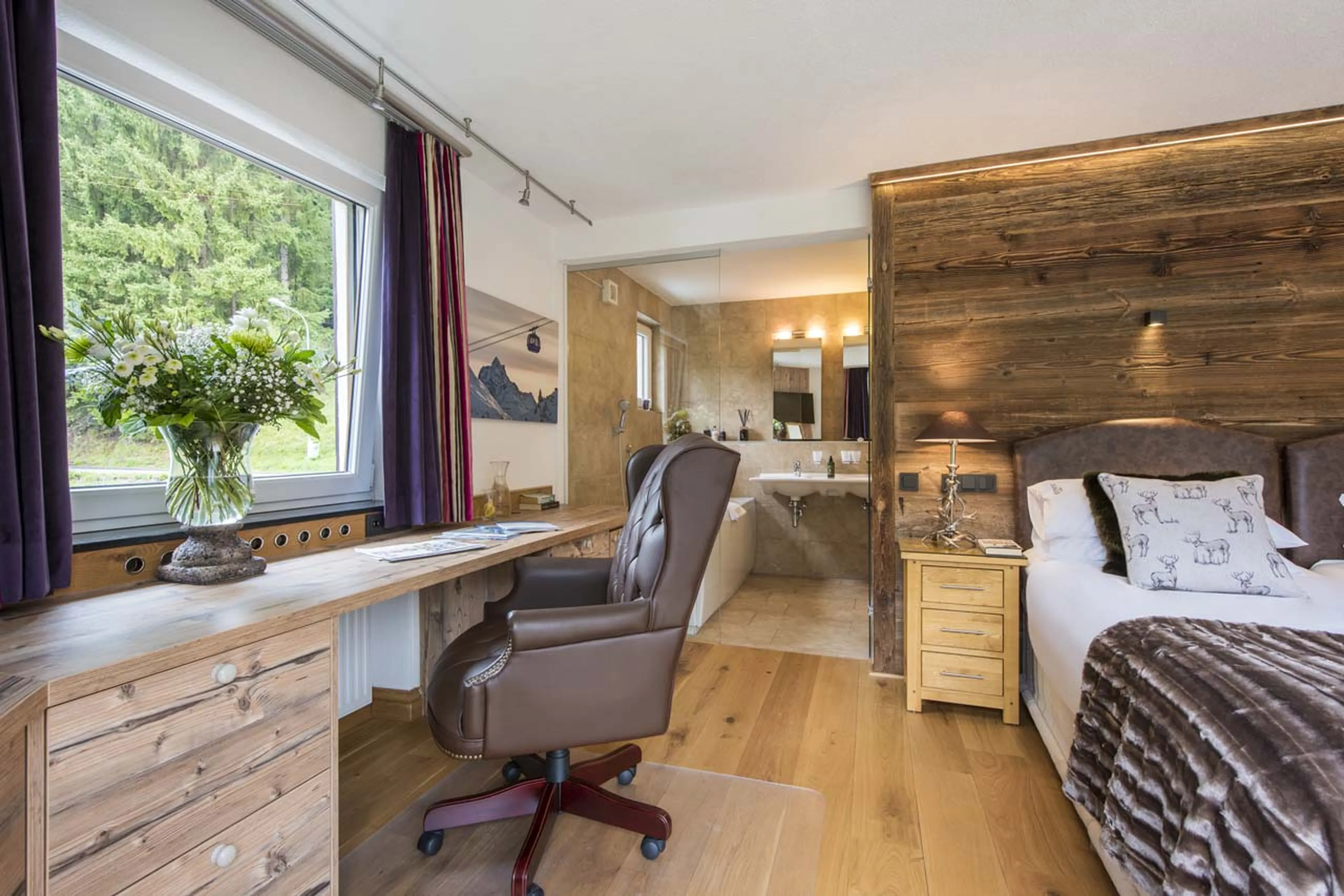 Bedroom three desk at Chalet Narnia in St Anton