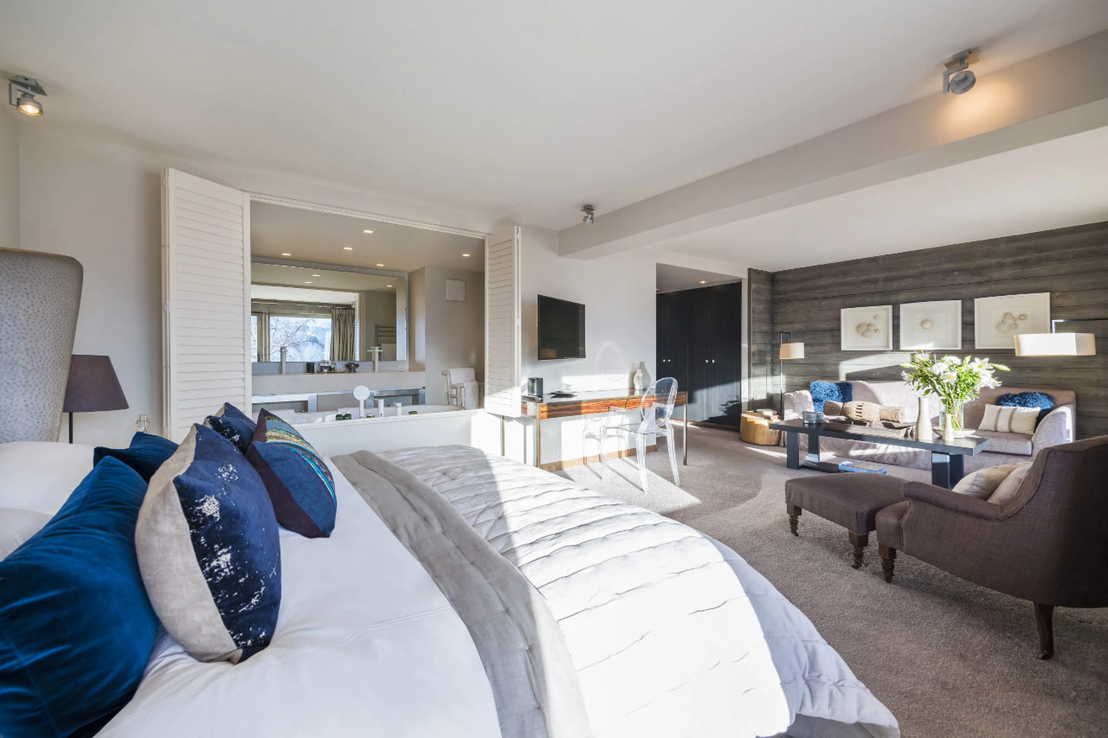 Tv and en-suite bathroom in bedroom at Chalet No 14 in Verbier