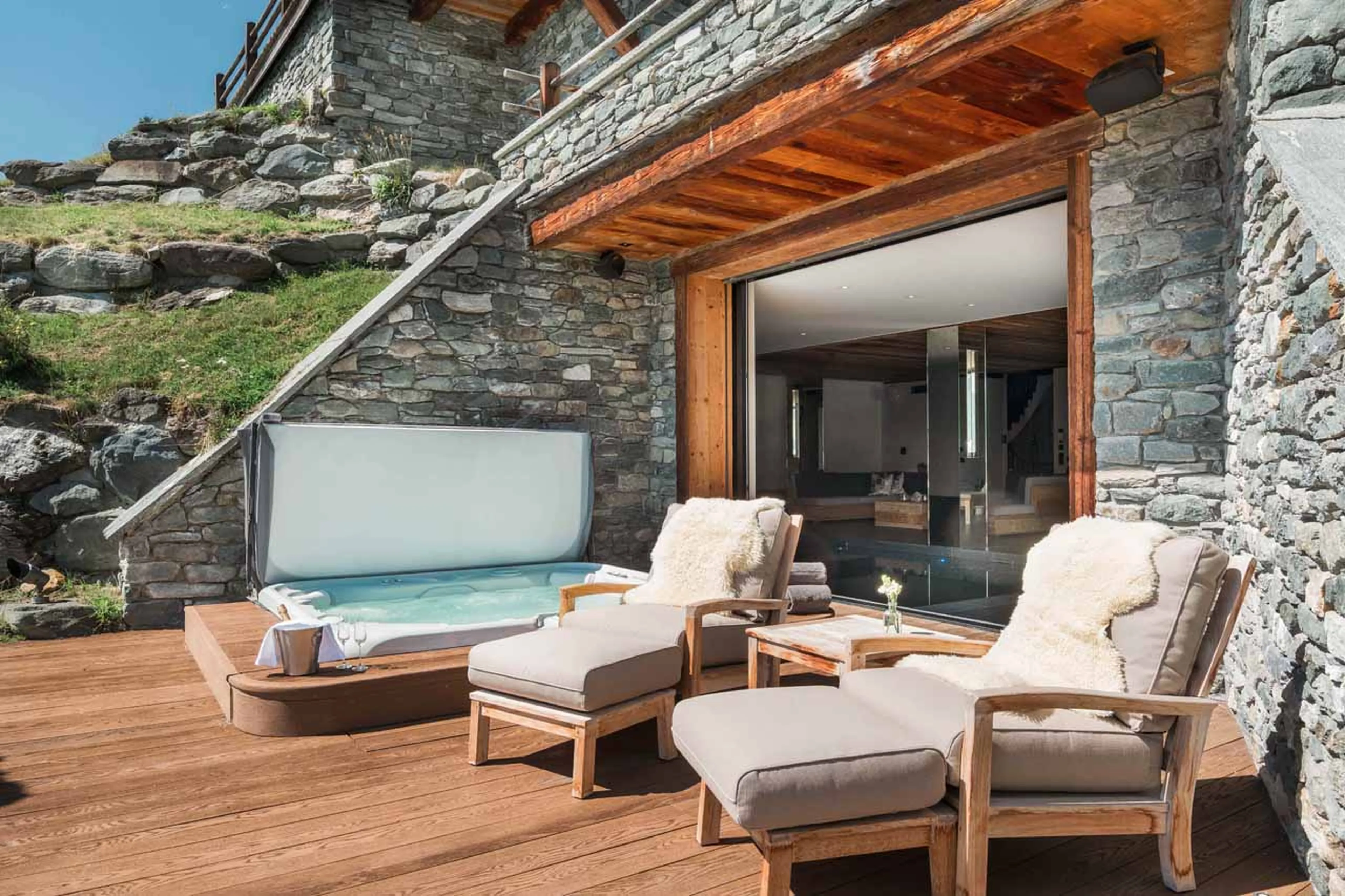 Outdoor hot tub and seating area Chalet Norte in Verbier