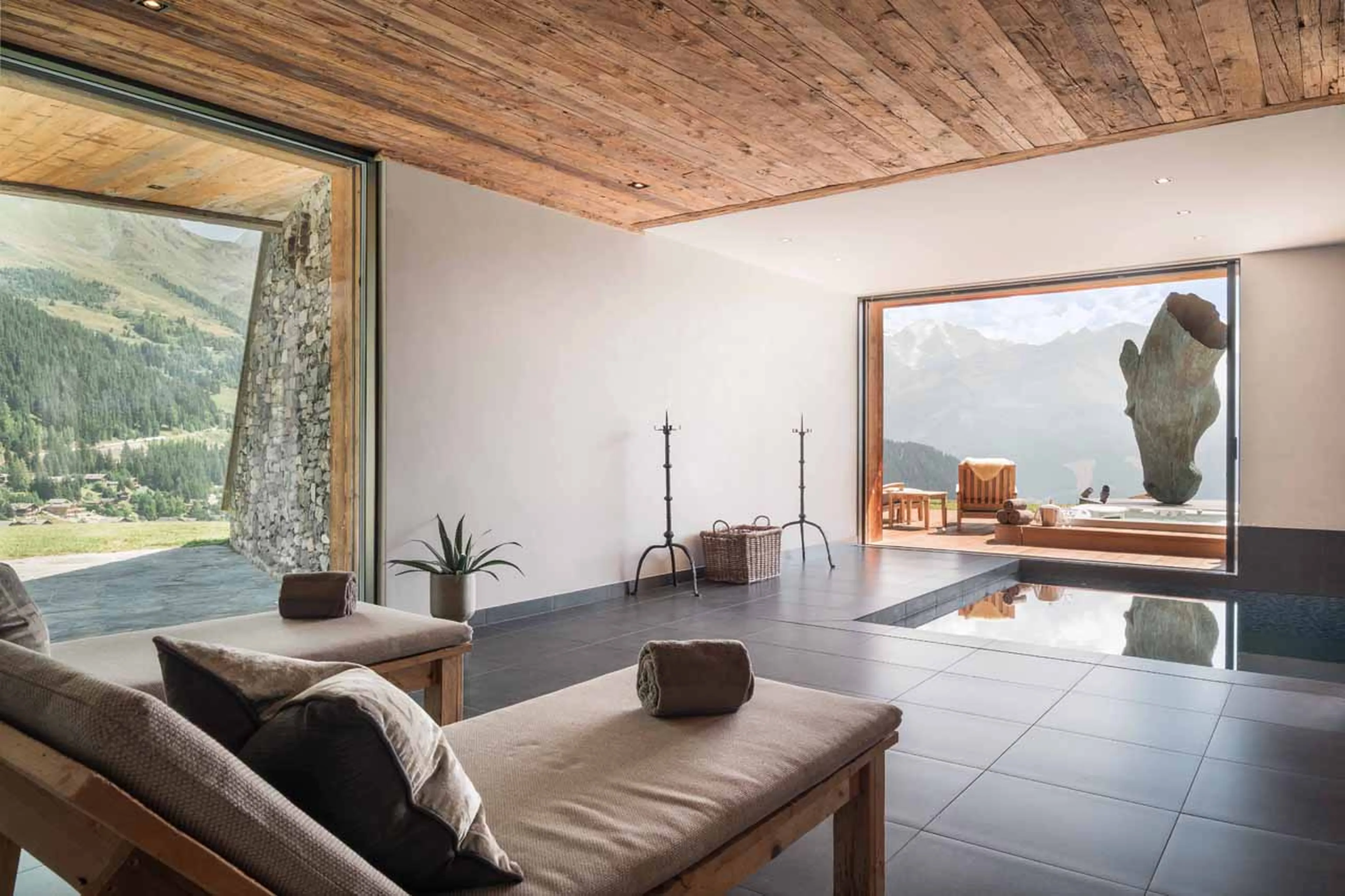 Comfortable spa lounge at Chalet Norte in Verbier