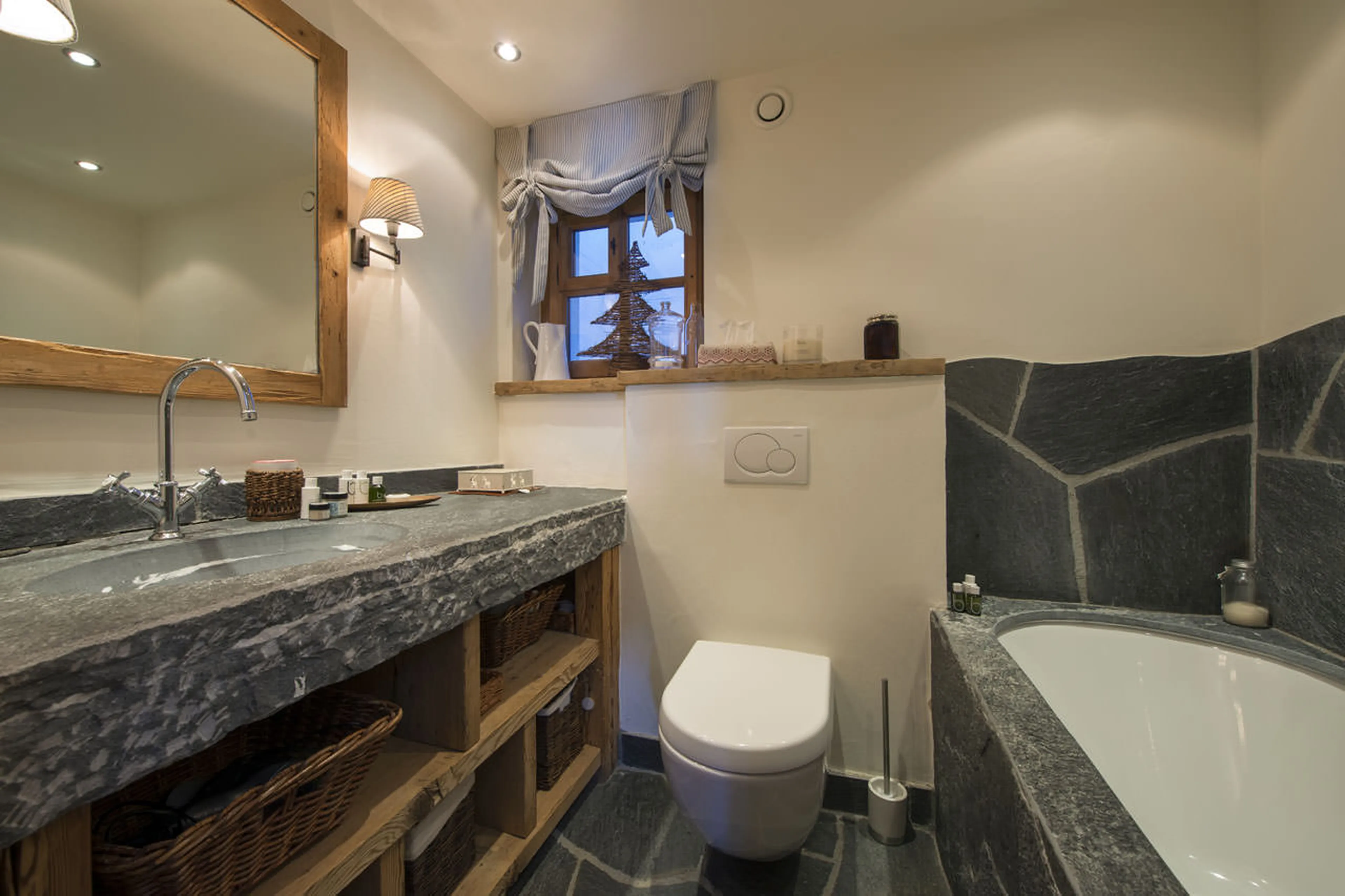 Bunk bathroom in Chalet Nyumba in Verbier