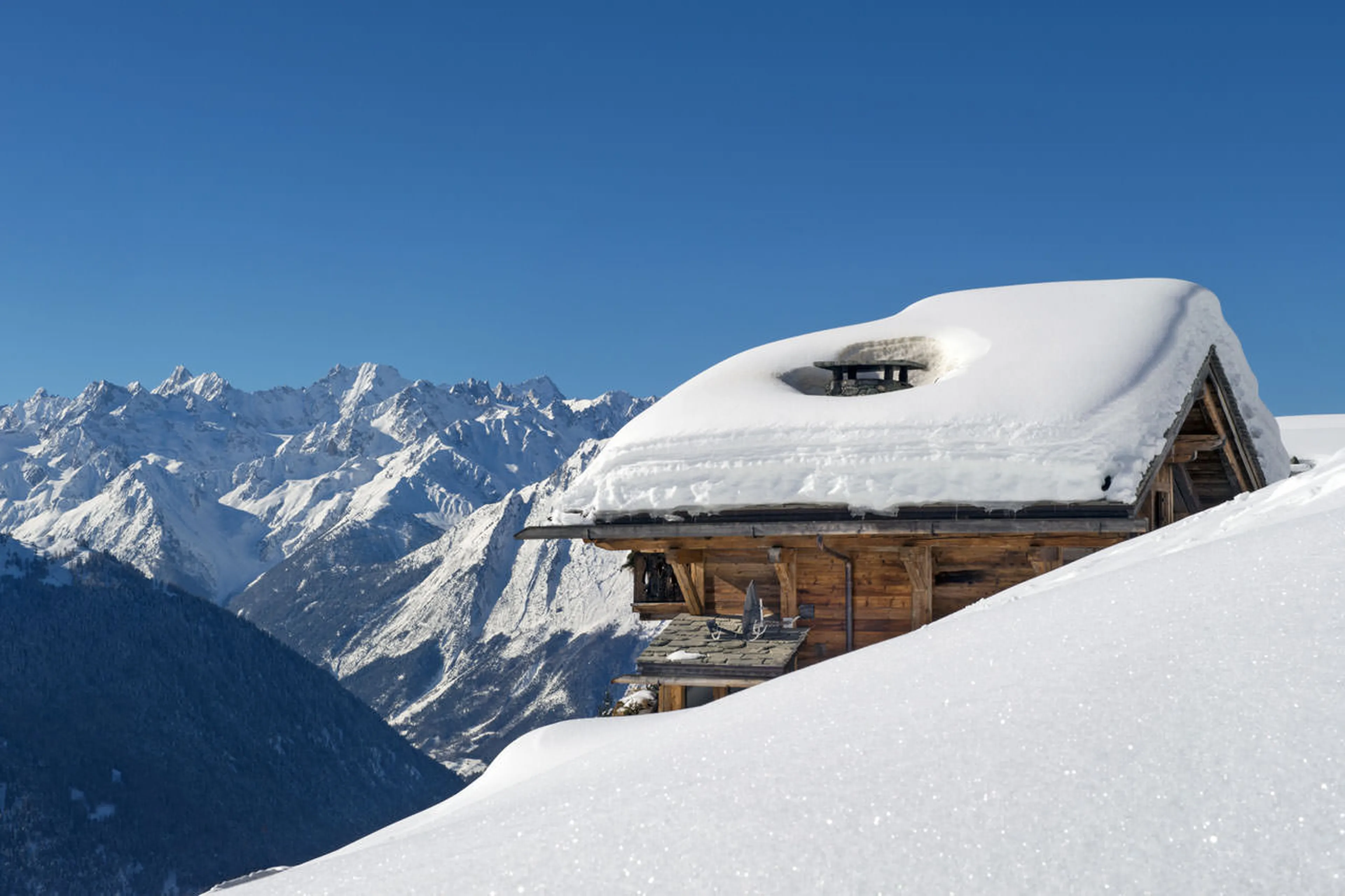 Snowy surroundings of Chalet Nyumba in Verbier