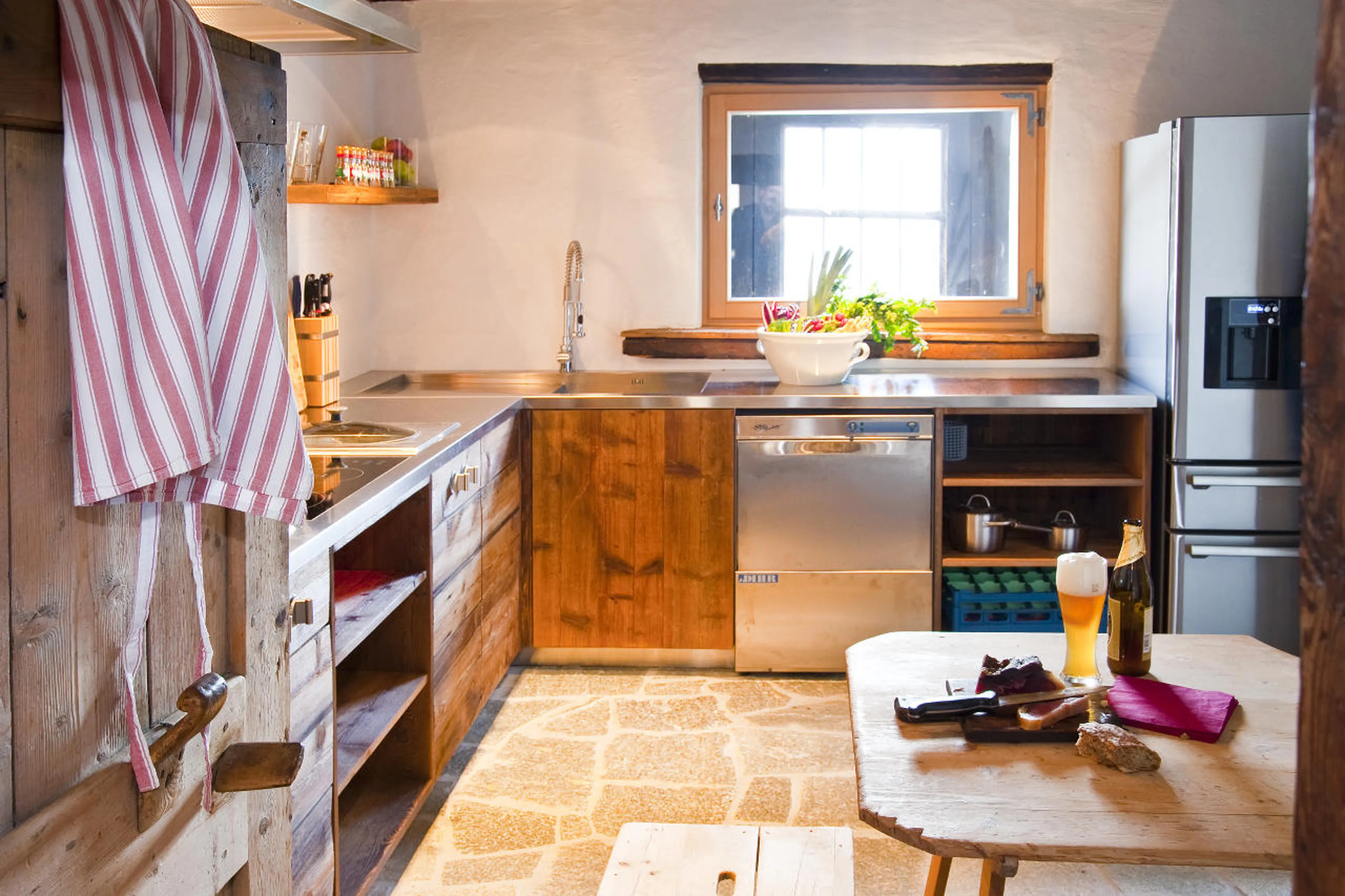 Kitchen with a nostalgic farmhouse feel in Chalet Obertreyen near Kronplatz