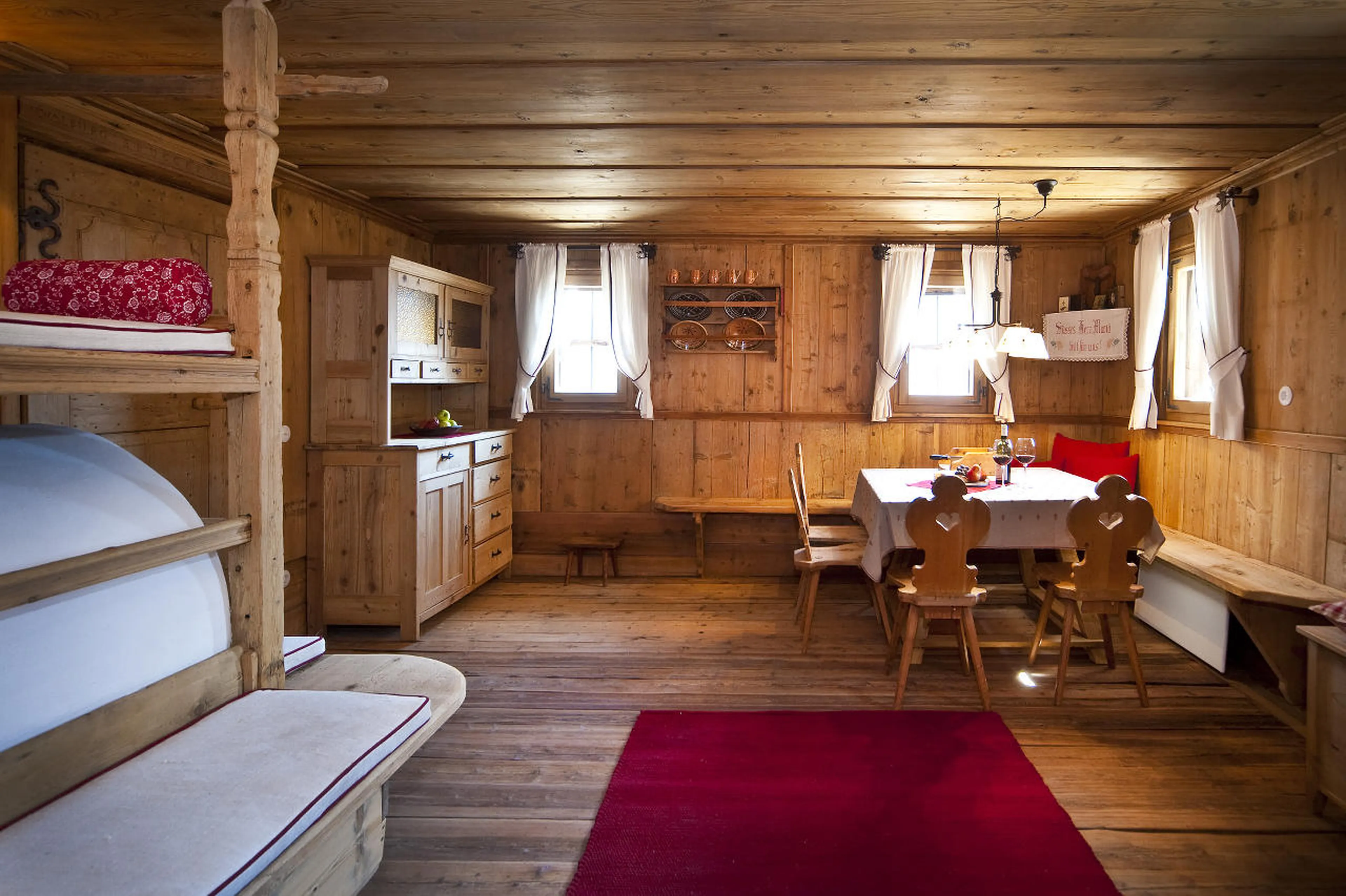 Stübe, traditional farmer’s living room, in Chalet Obertreyen near Kronplatz