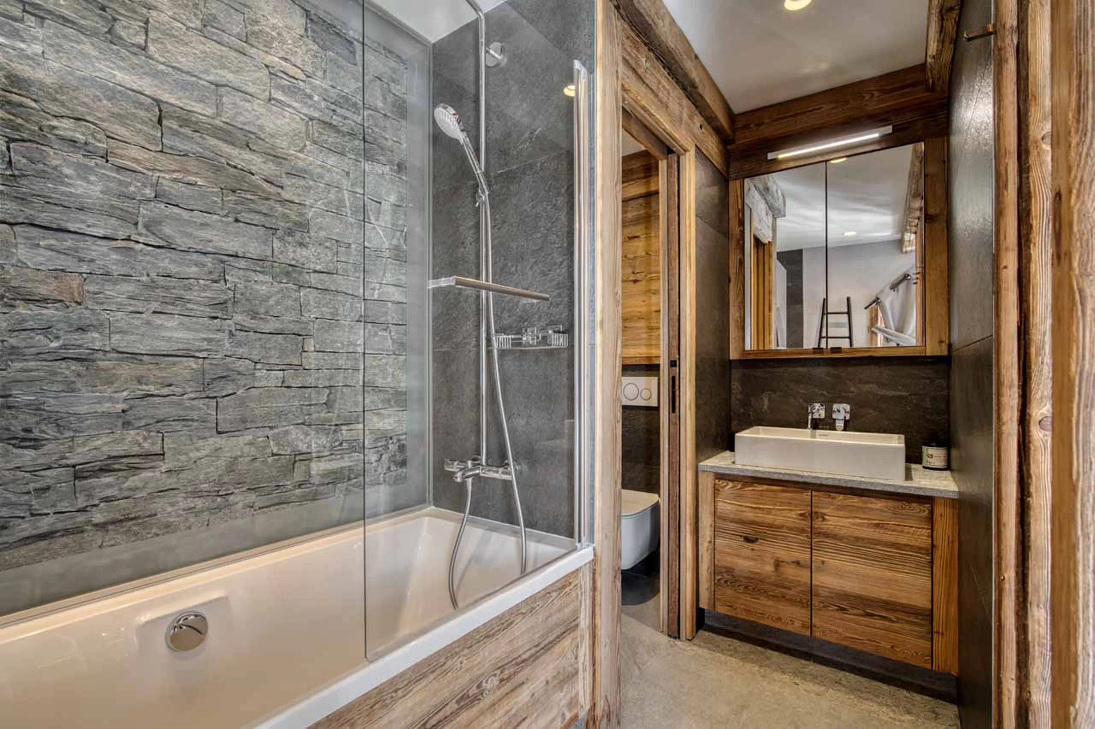 Bedroom 1 en-suite at Chalet Oly in Val d'Isere