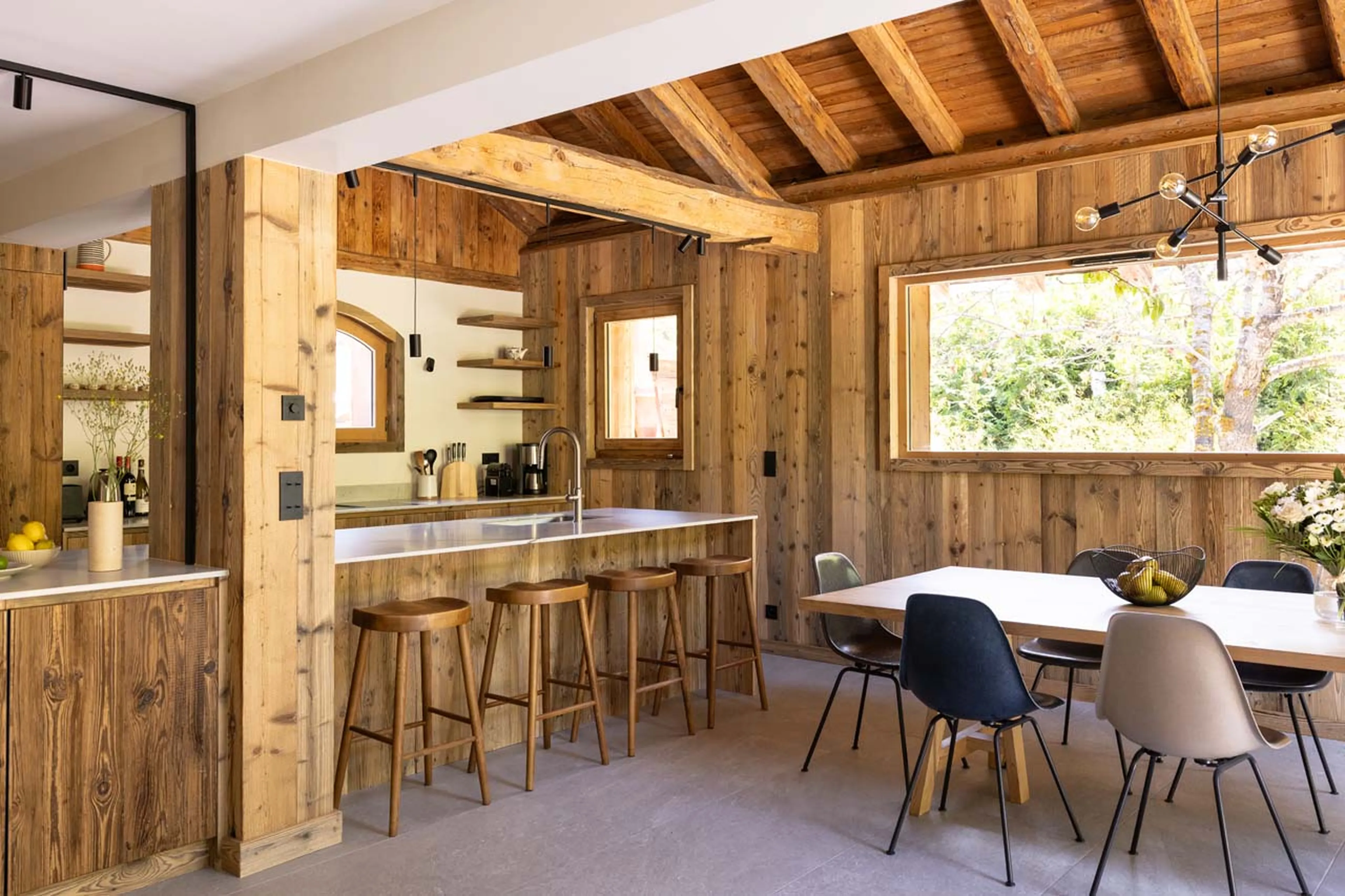 Dining area and kitchen at Chalet L'Orchidée in Meribel