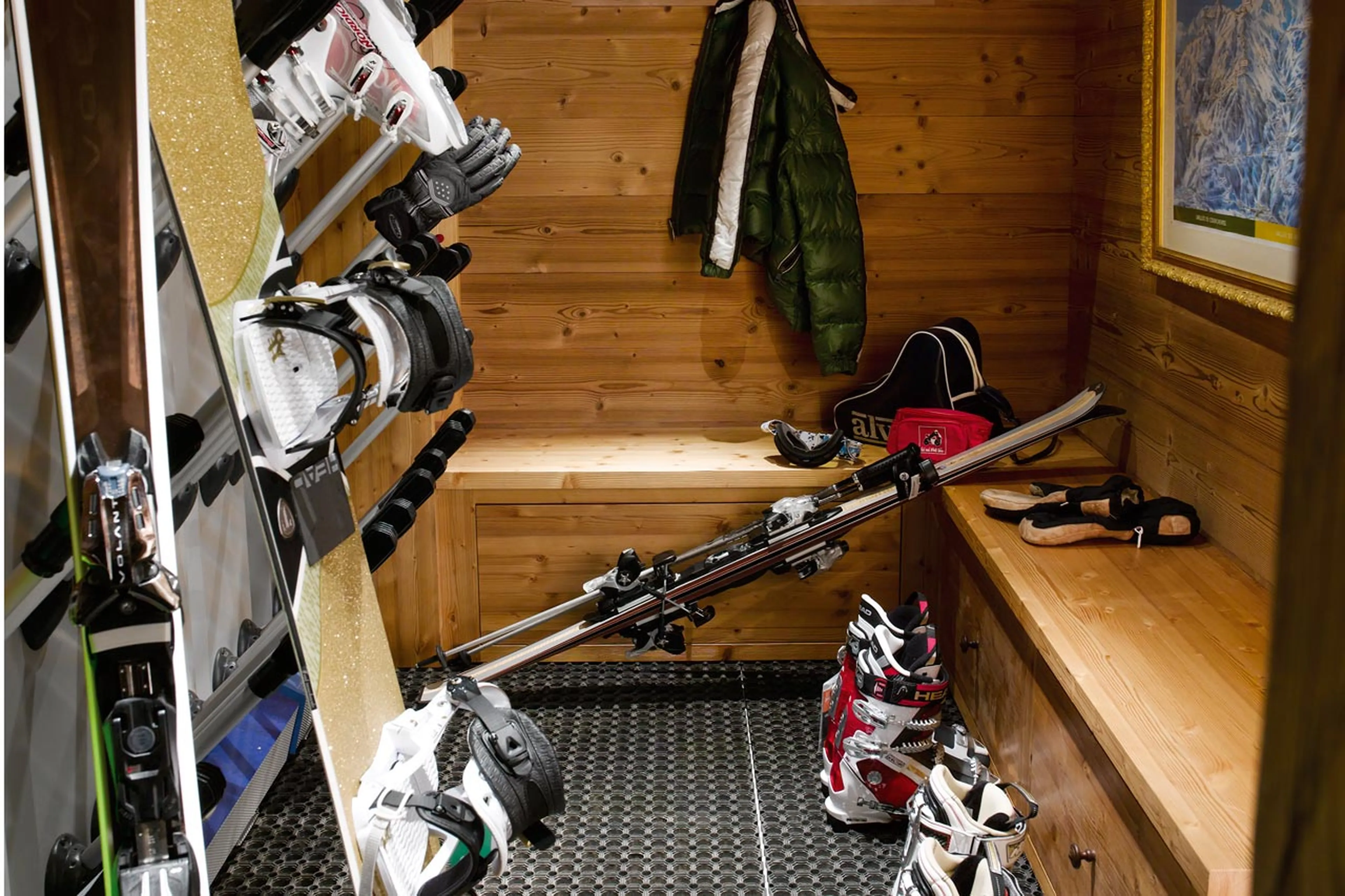 Ski room and boot heaters in Chalet Ormello in Courchevel 1850