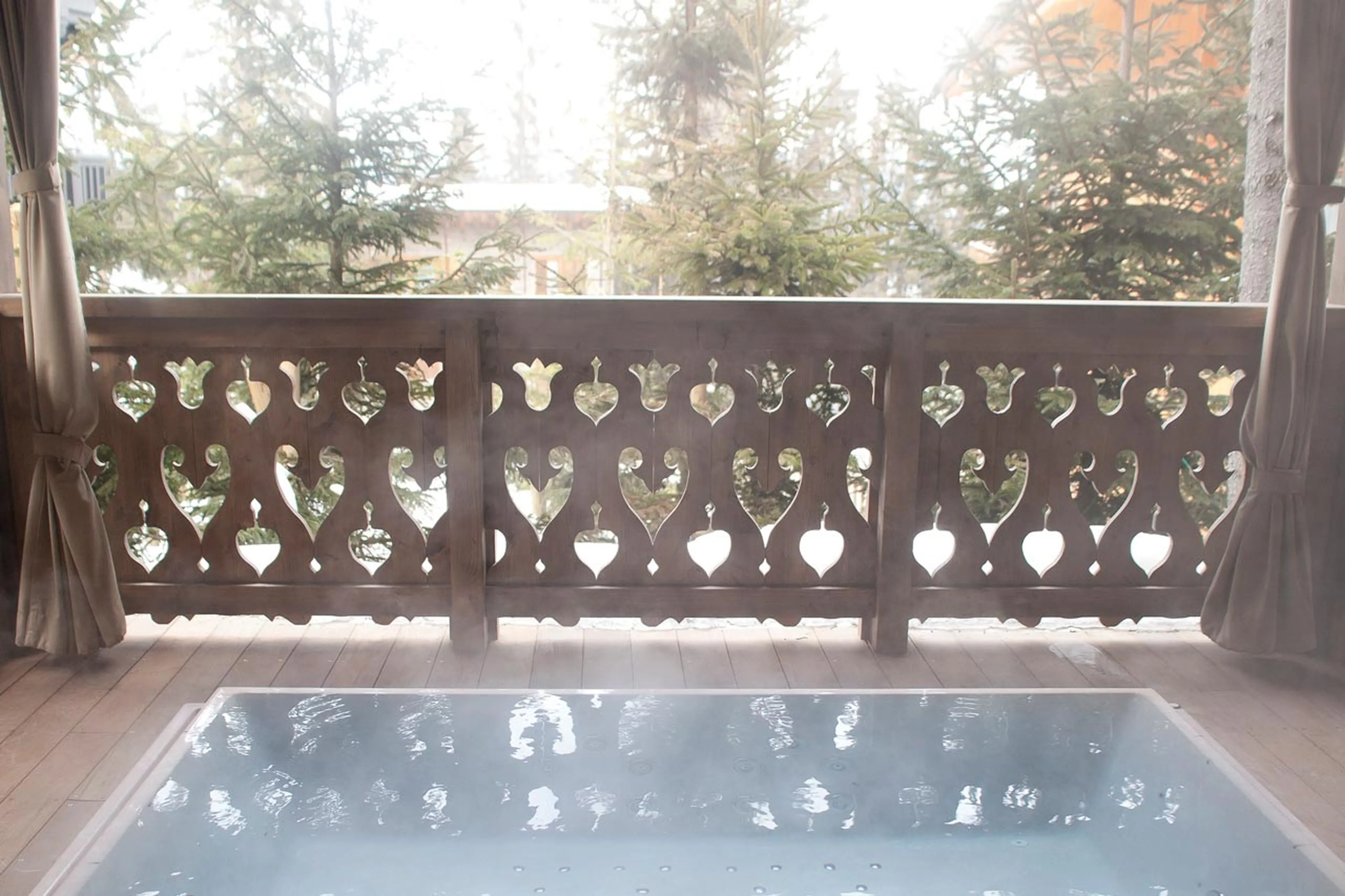 Jacuzzi open to the fresh Alpine air around Chalet Ormello in Courchevel 1850