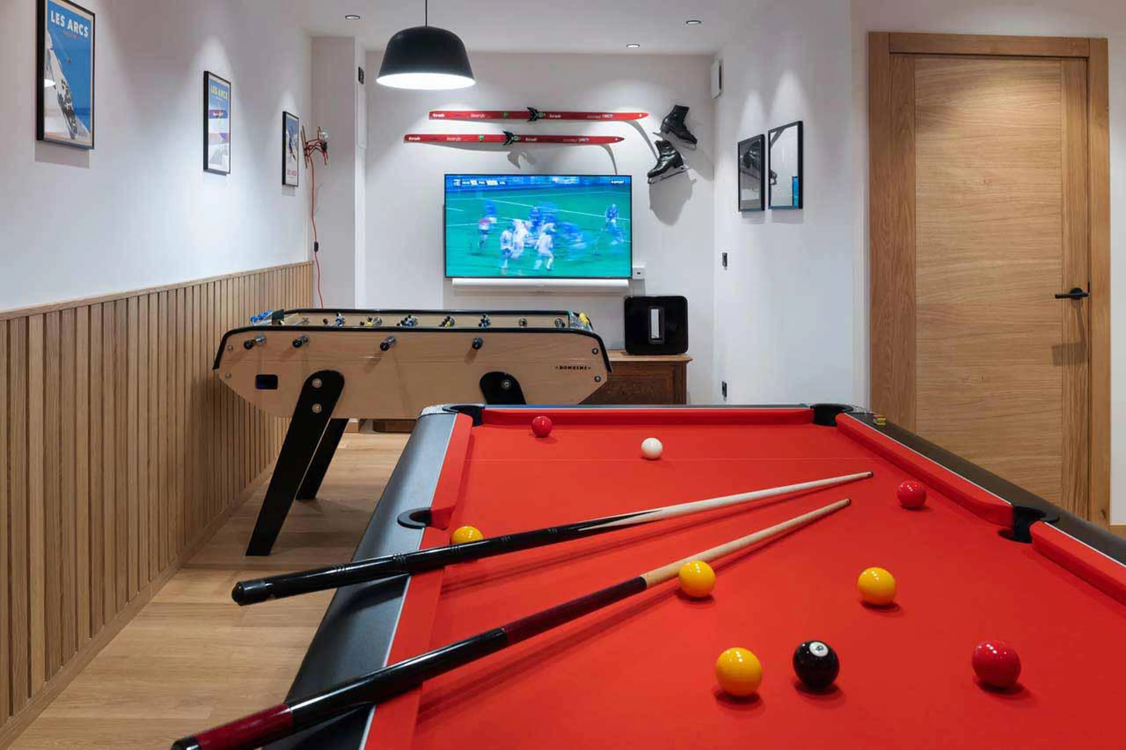 Pool table and table football at Chalet Osarcs Mille 8 in Les Arcs