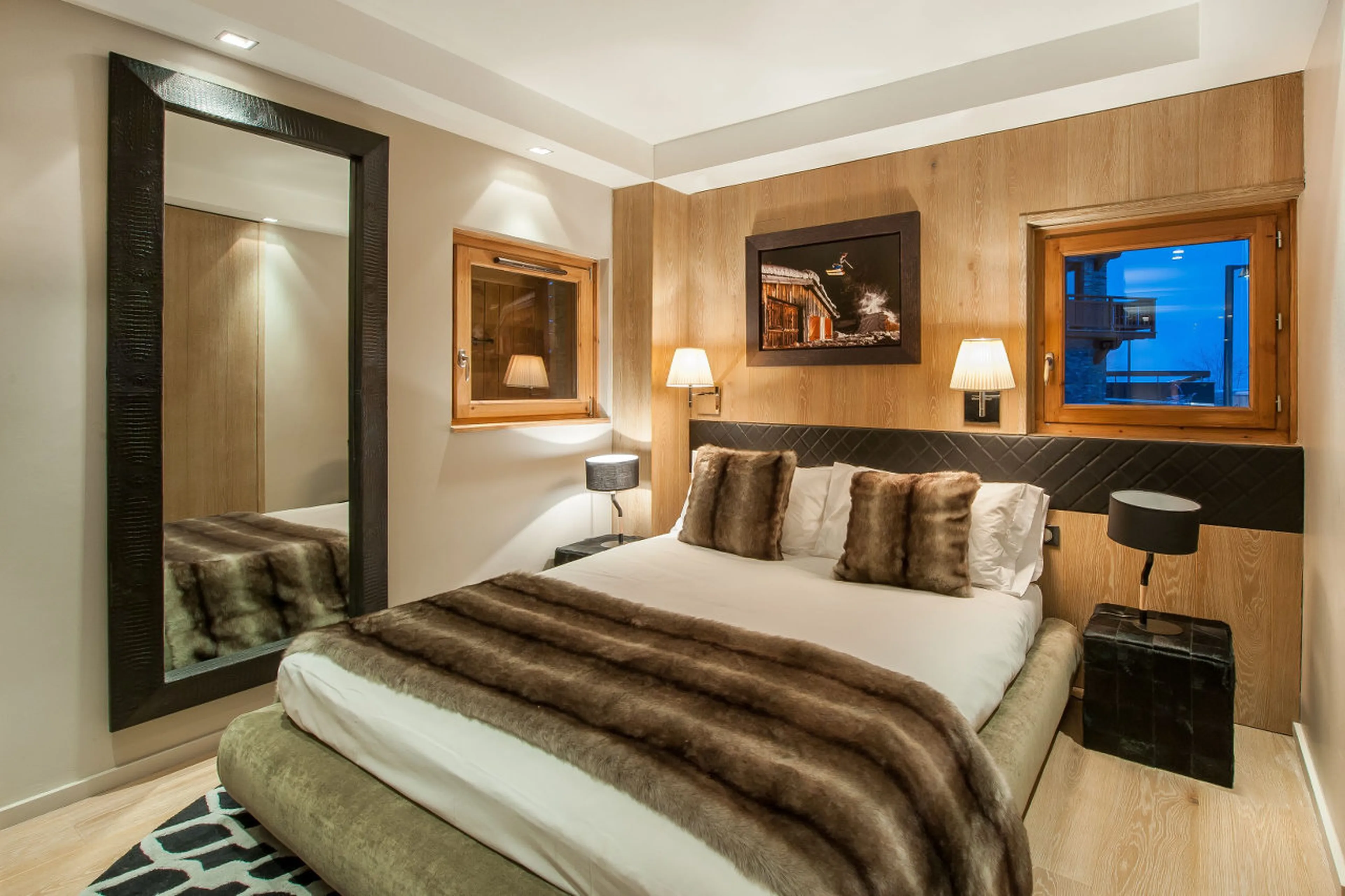 Double bedroom with en-suite bathroom, TV and safe in Chalet Overview in Courchevel 1650