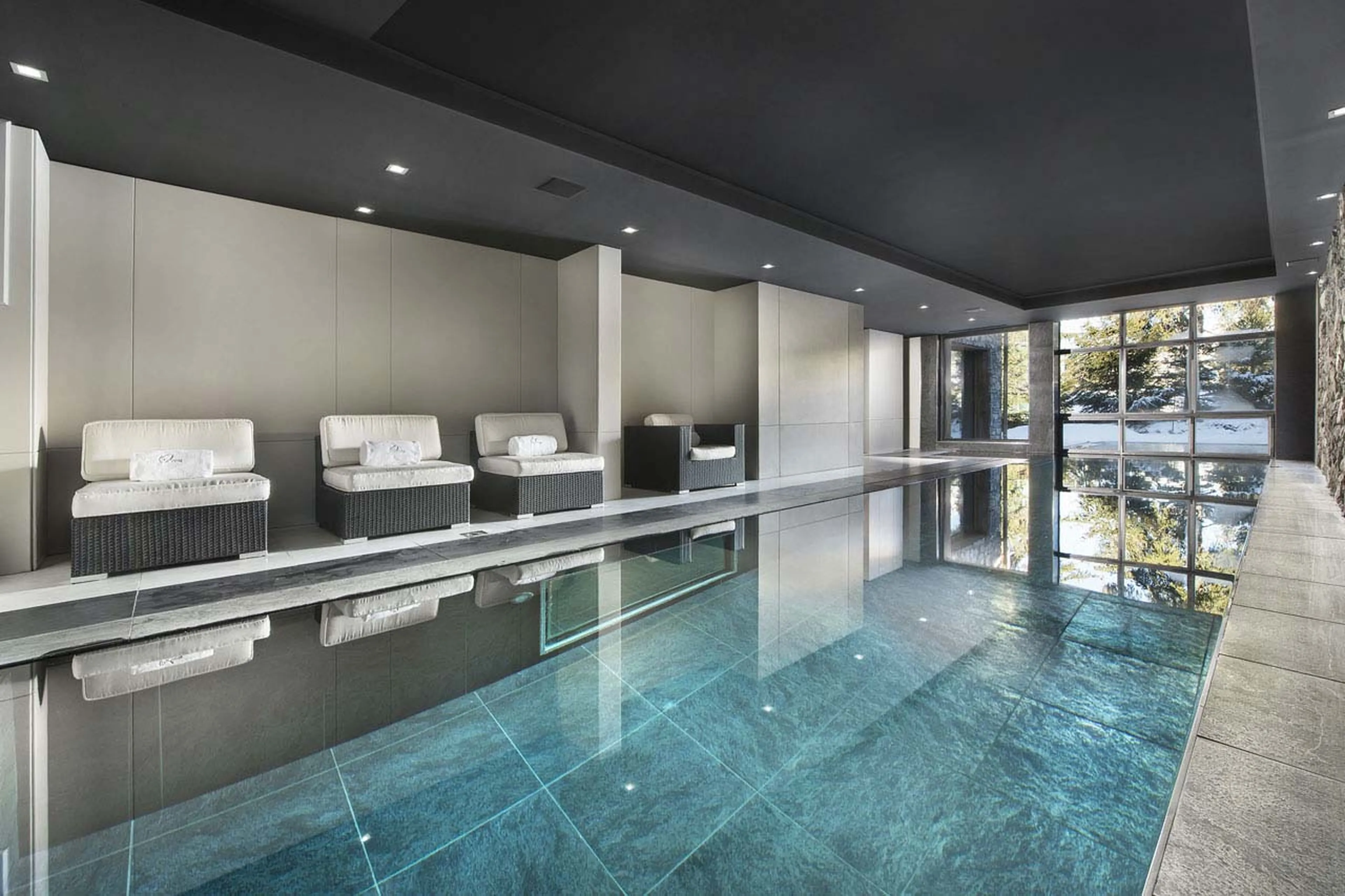 The partly indoor, partly outdoor swimming pool of Chalet Owens in Courchevel 1850