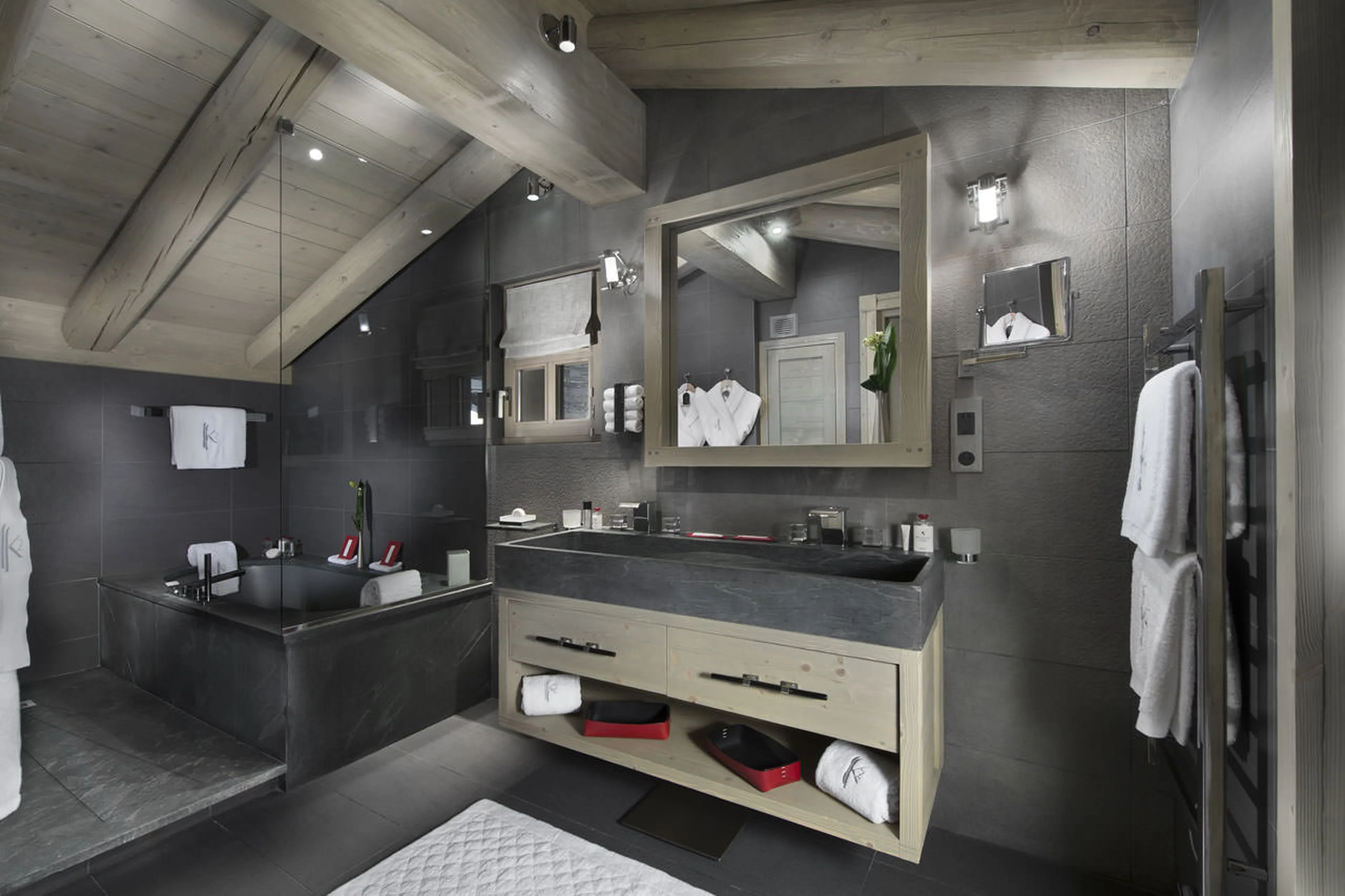 Bathroom one at Chalet Panmah in Courchevel 1850