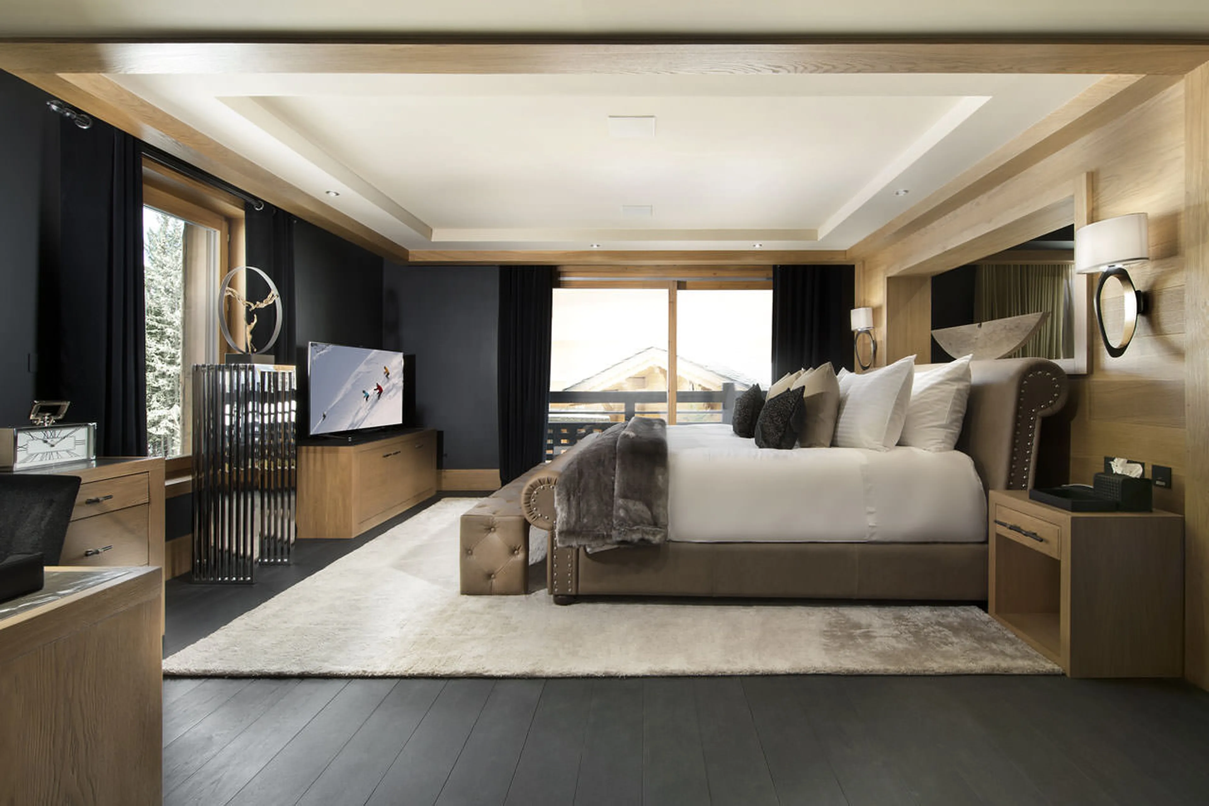 King-size master bedroom with two dressing rooms in chalet Le Petit Palais in Courchevel 1850