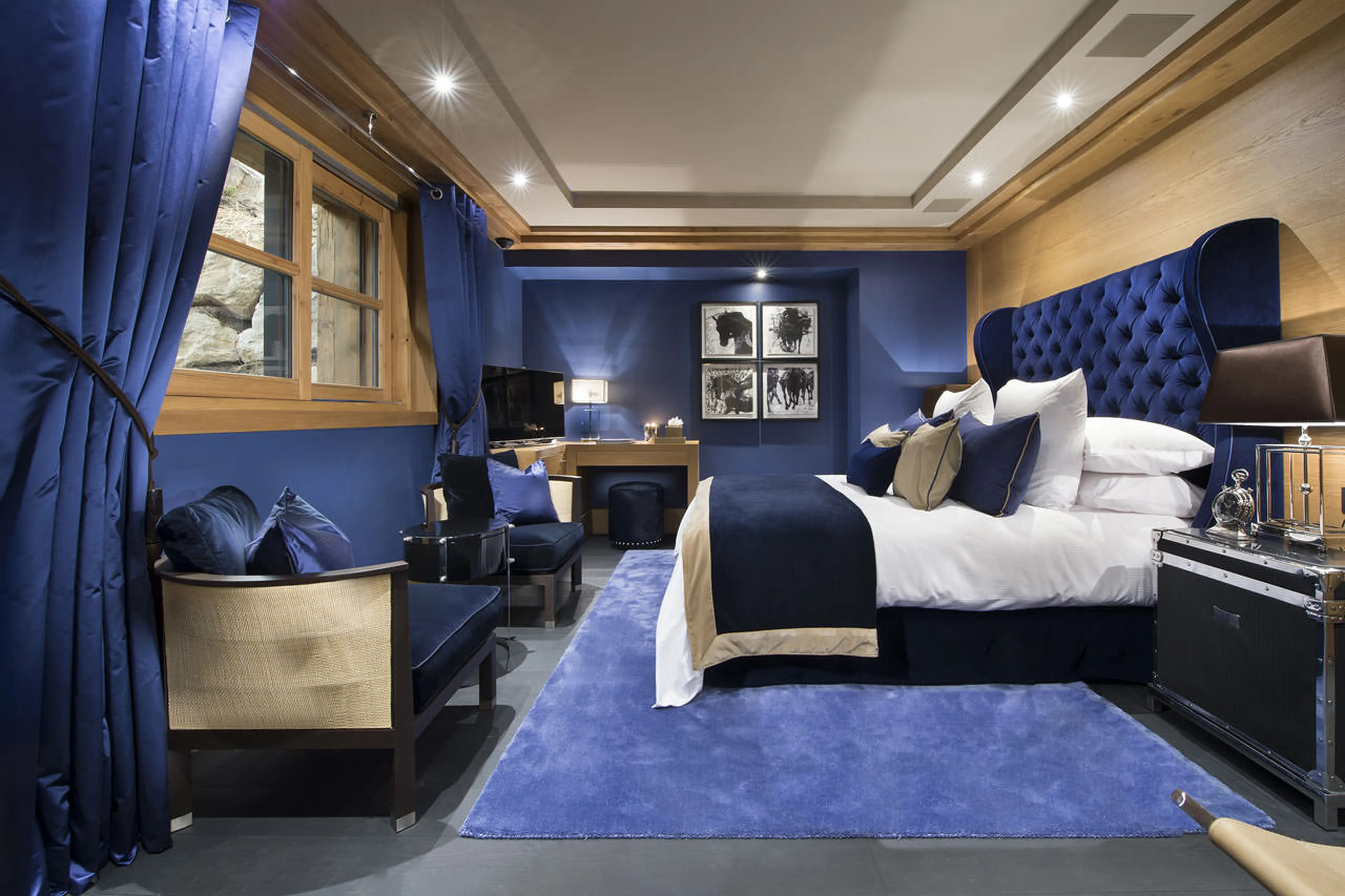 King-size bedroom with balcony access in chalet Le Petit Palais in Courchevel 1850