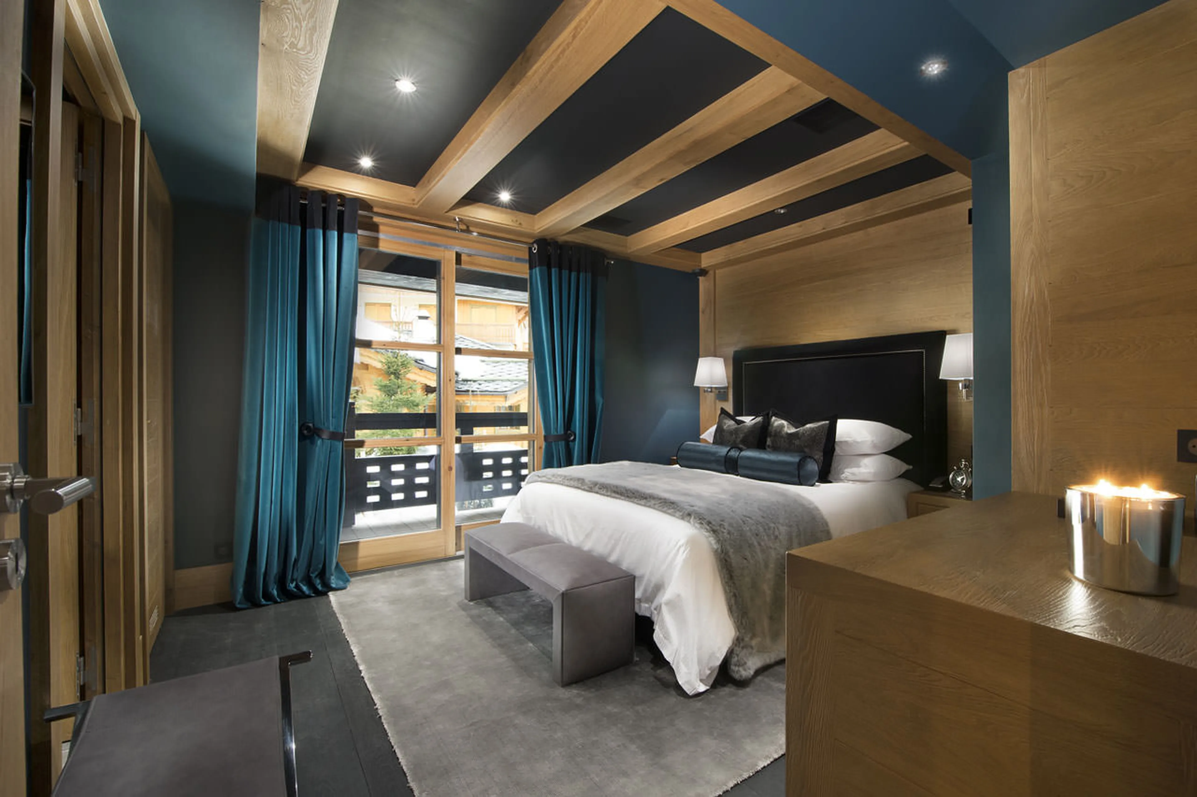 King-size bedroom with en suite shower room in chalet Le Petit Palais in Courchevel 1850