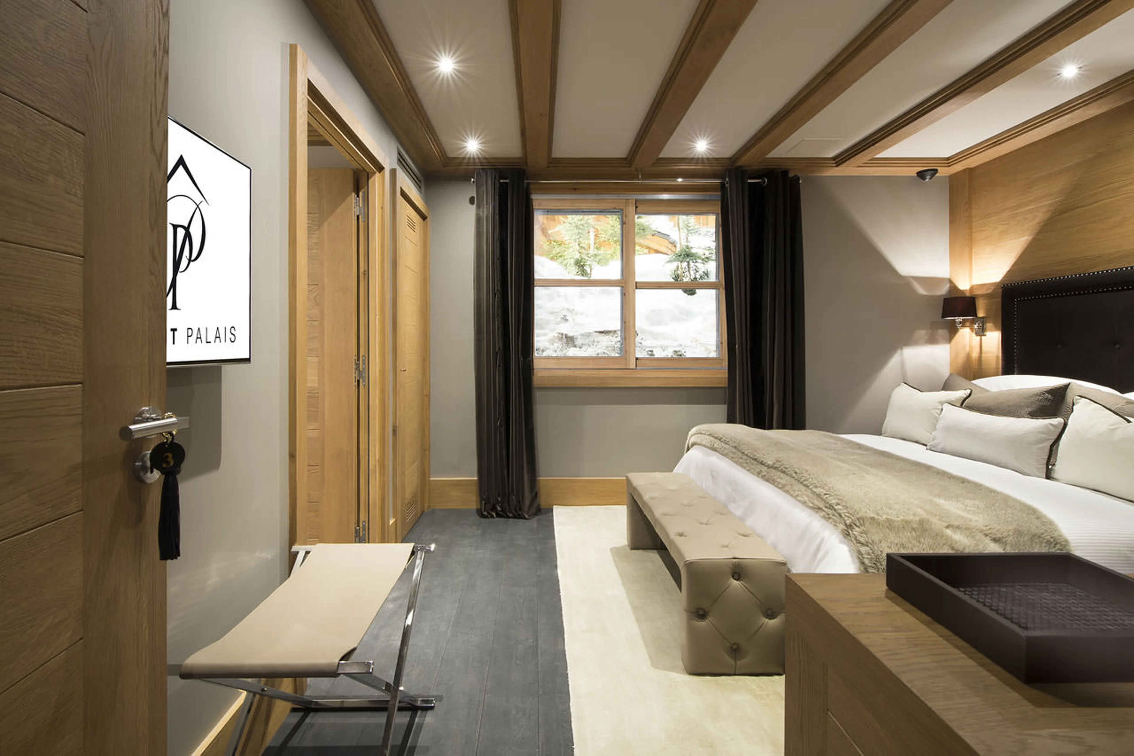 King-size bedroom with en suite shower room in chalet Le Petit Palais in Courchevel 1850