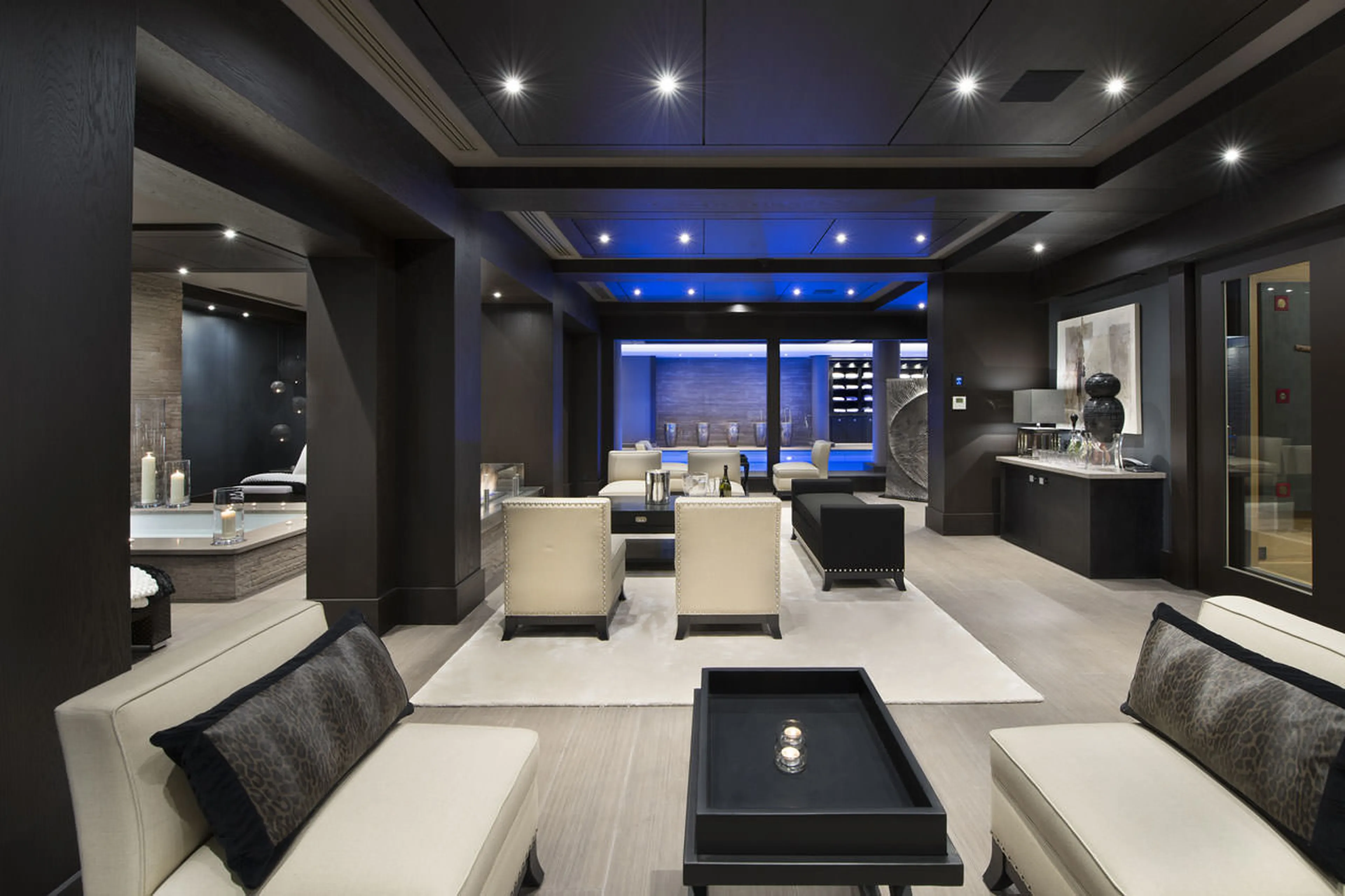 Spa area with comfortable seating next to the pool in chalet Le Petit Palais in Courchevel 1850