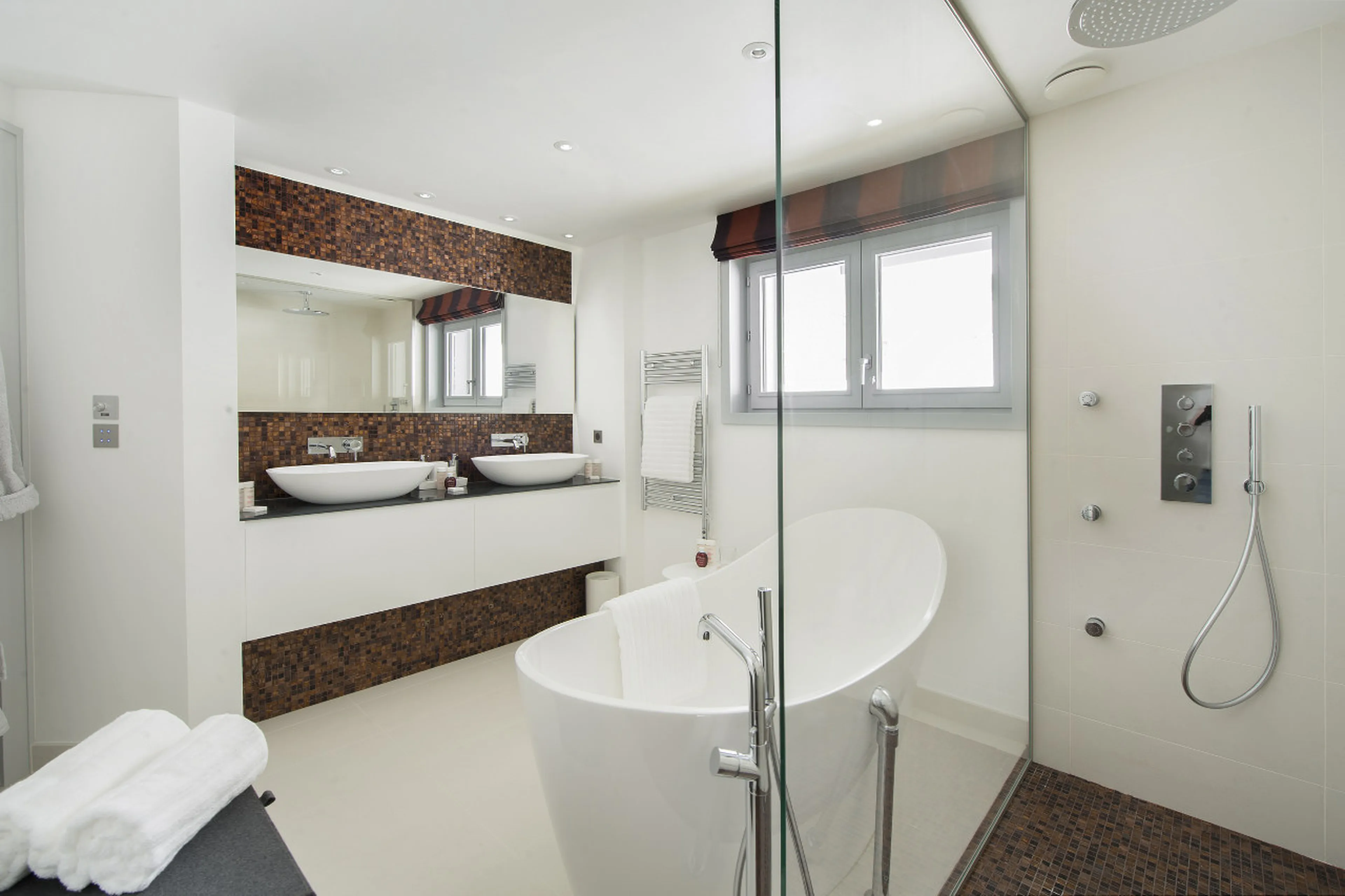 En-suite bathroom to master bedroom in Chalet Pow Pow, Courchevel 1850
