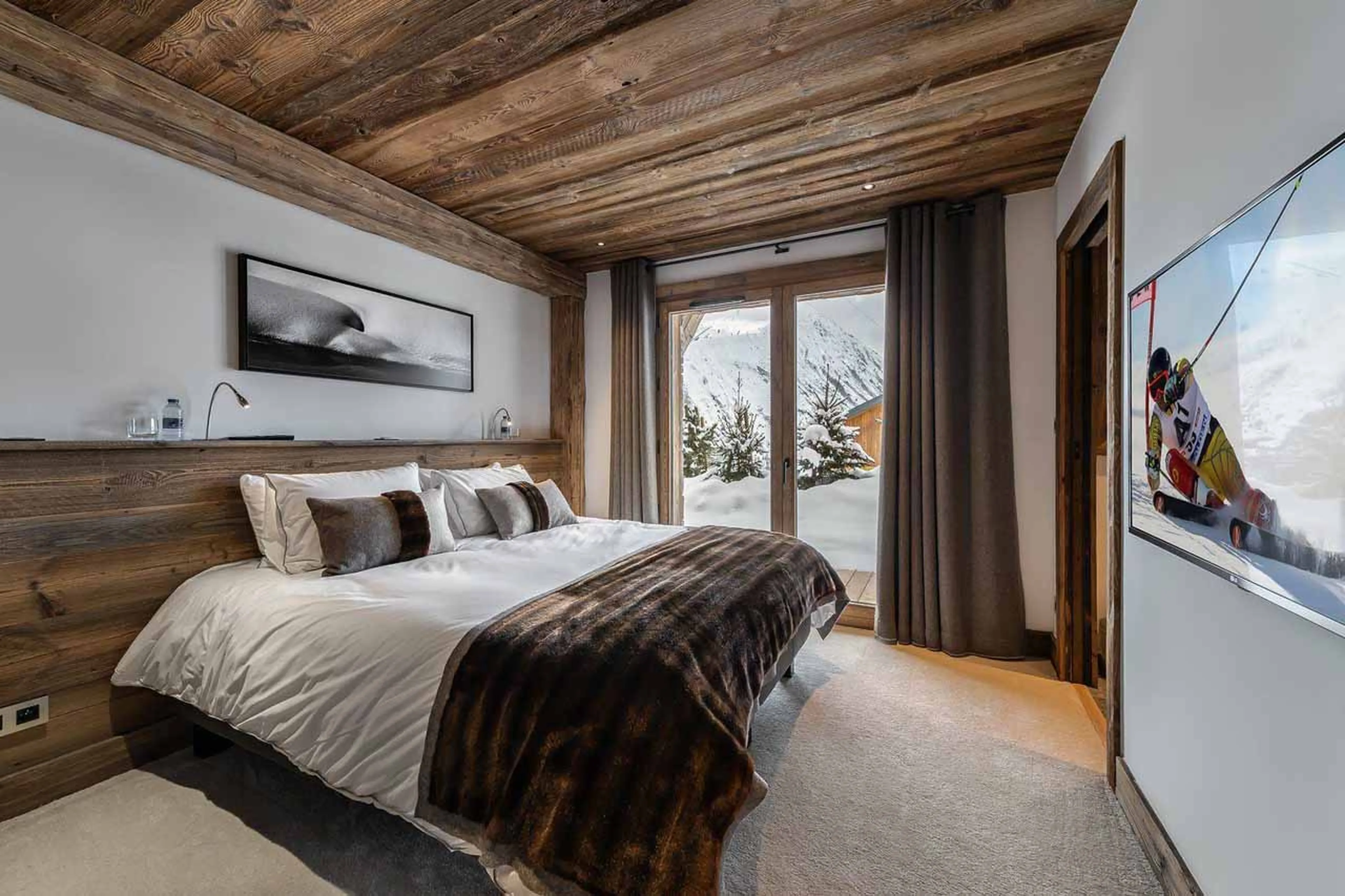 Bedroom four at Chalet Pure Black Crystal in St Martin de Belleville