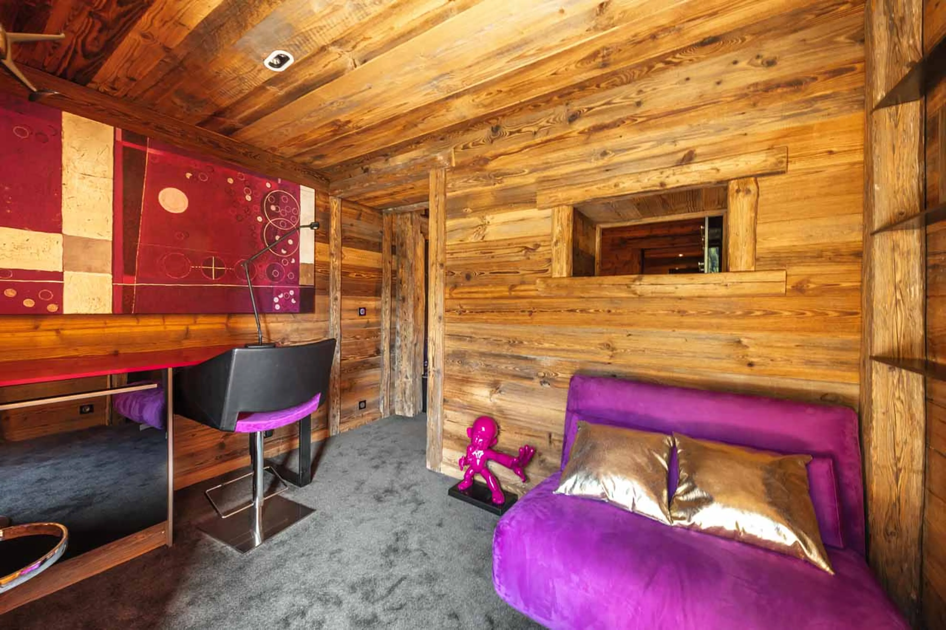 Lounge area in bedroom three at Chalet Quezac in Tignes