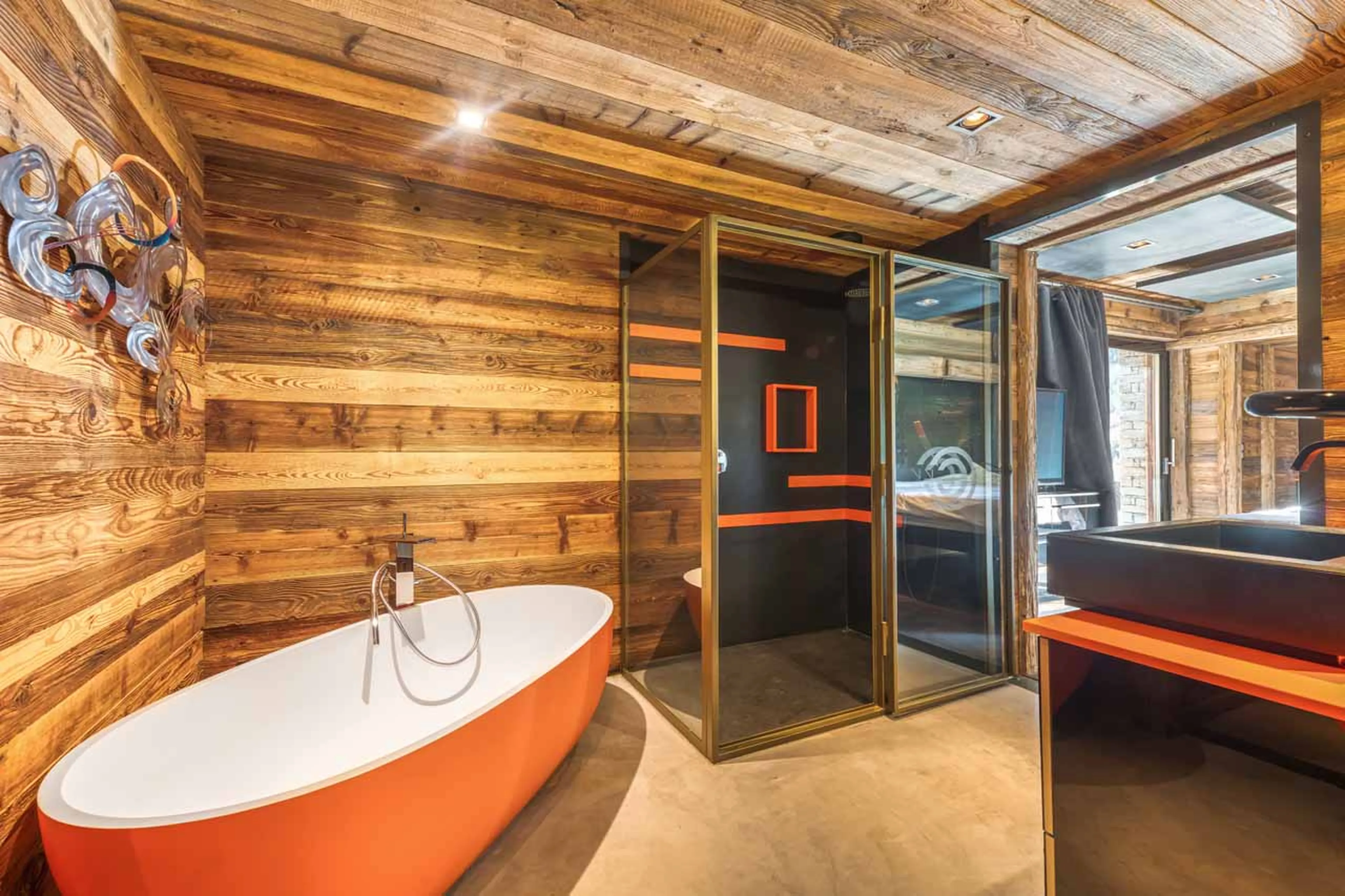 Bathtub in orange in bedroom at Chalet Quezac in Tignes