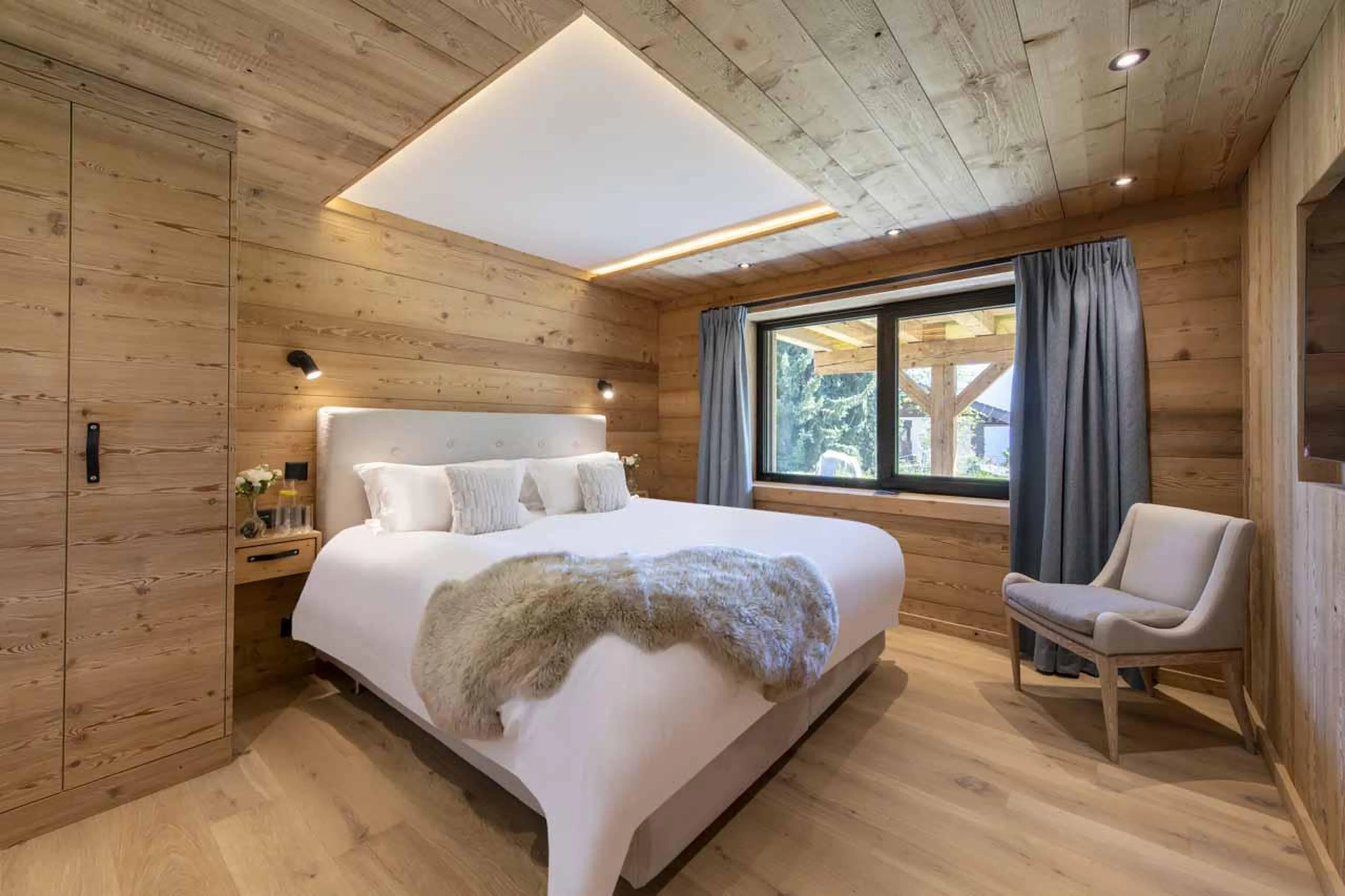 Double bedroom with built-in wardrobe in Chalet Ranch, Verbier