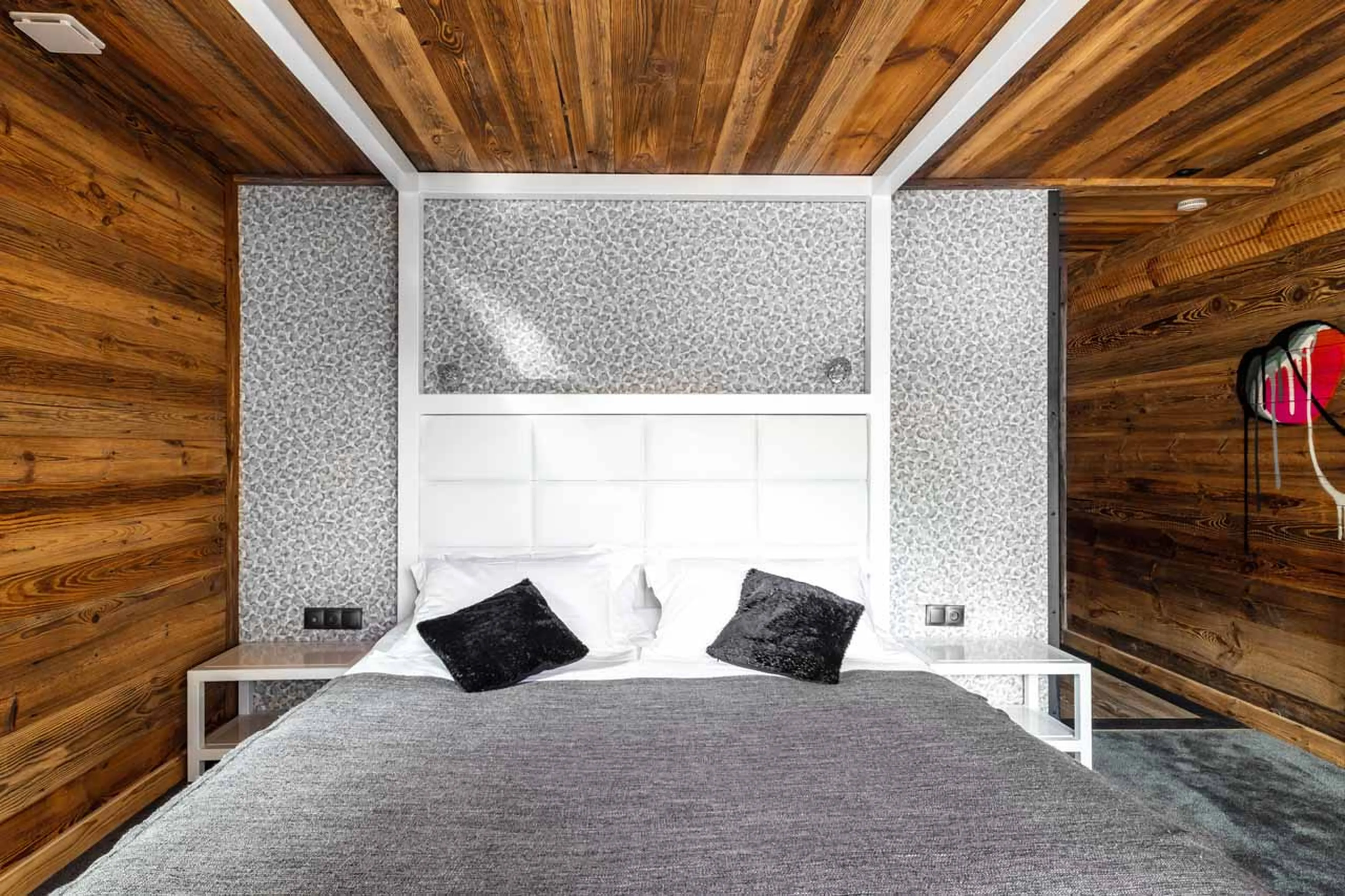 Bedroom one with TV at Chalet Raven in Tignes