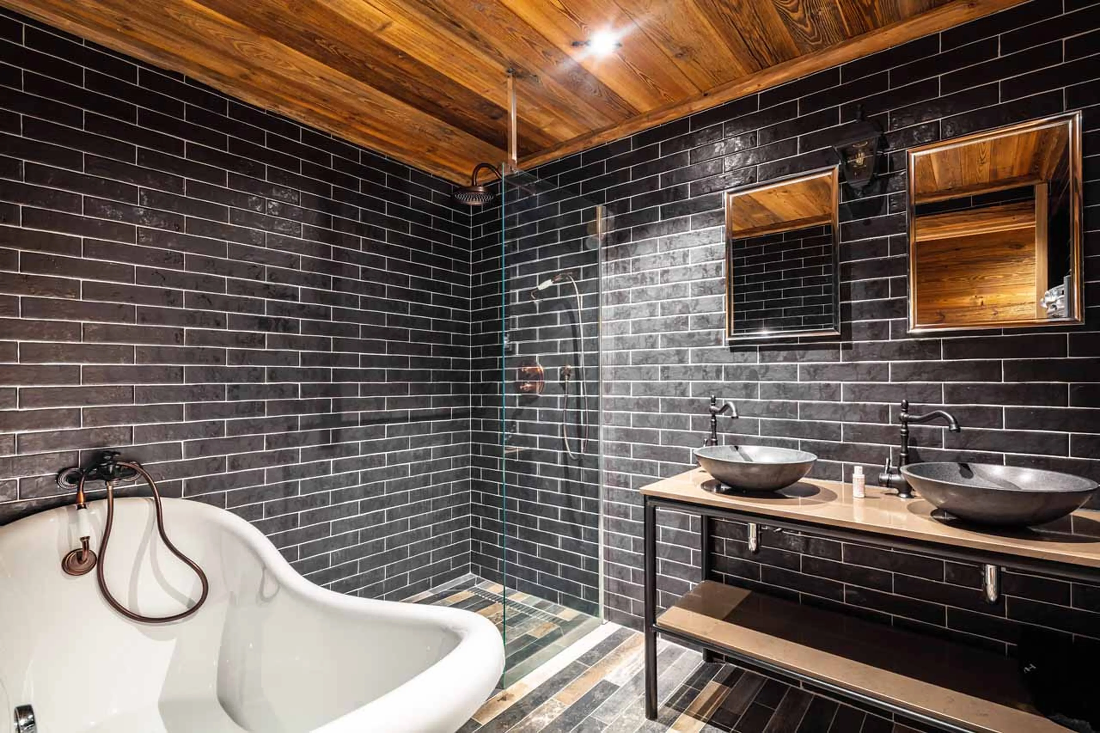 Second en-suite bathroom at Chalet Raven in Tignes