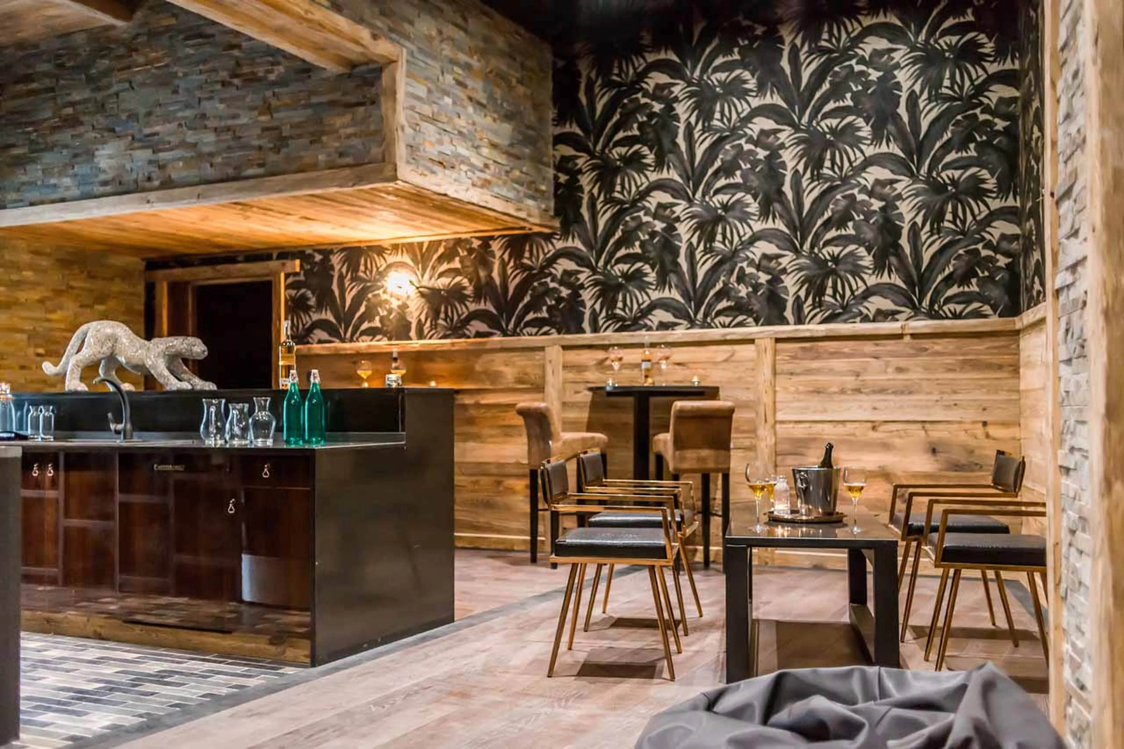 Bar and lounge at Chalet Raven in Tignes