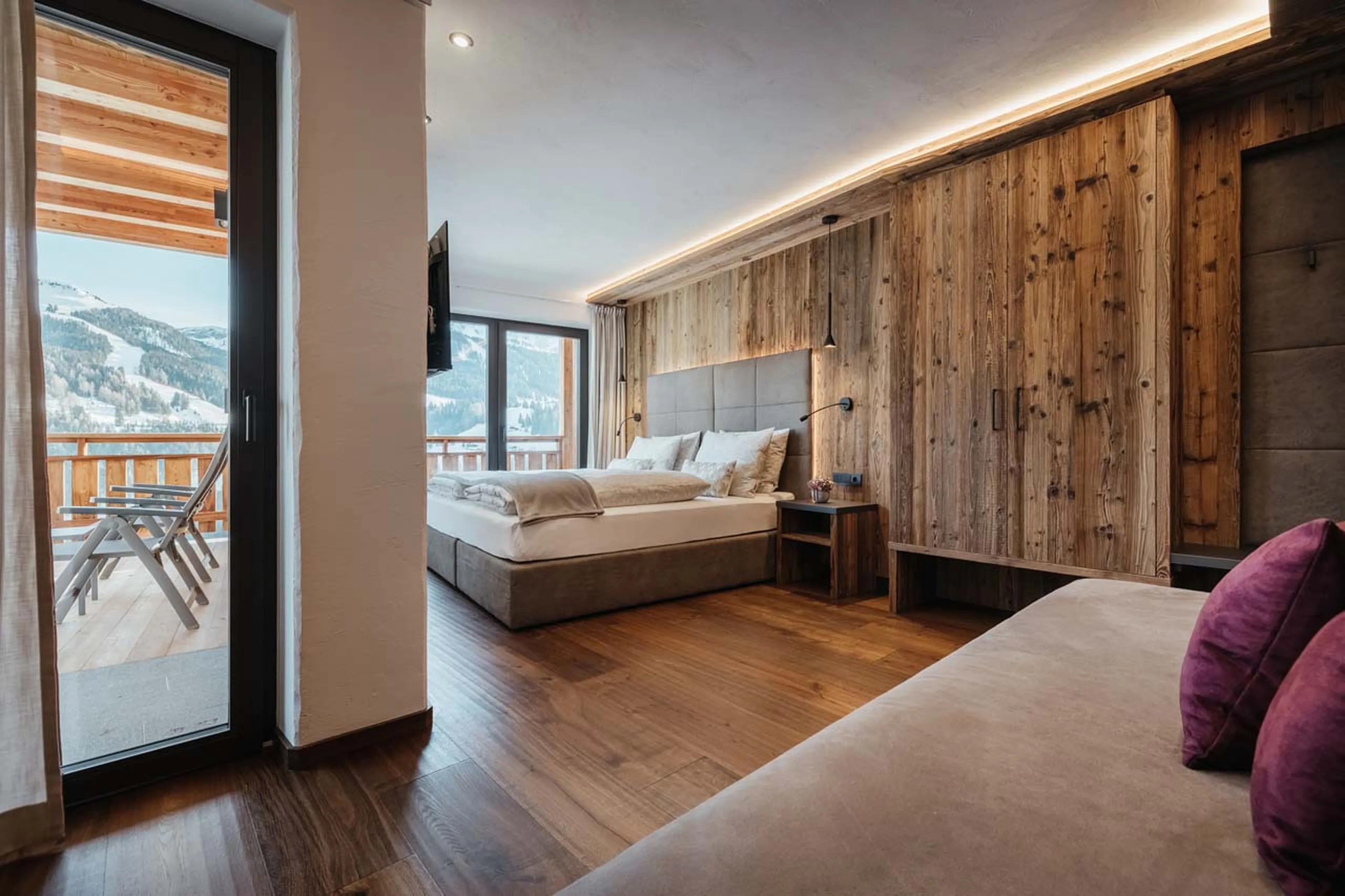 Double bedroom with sofa in Chalet Robin, Val Gardena