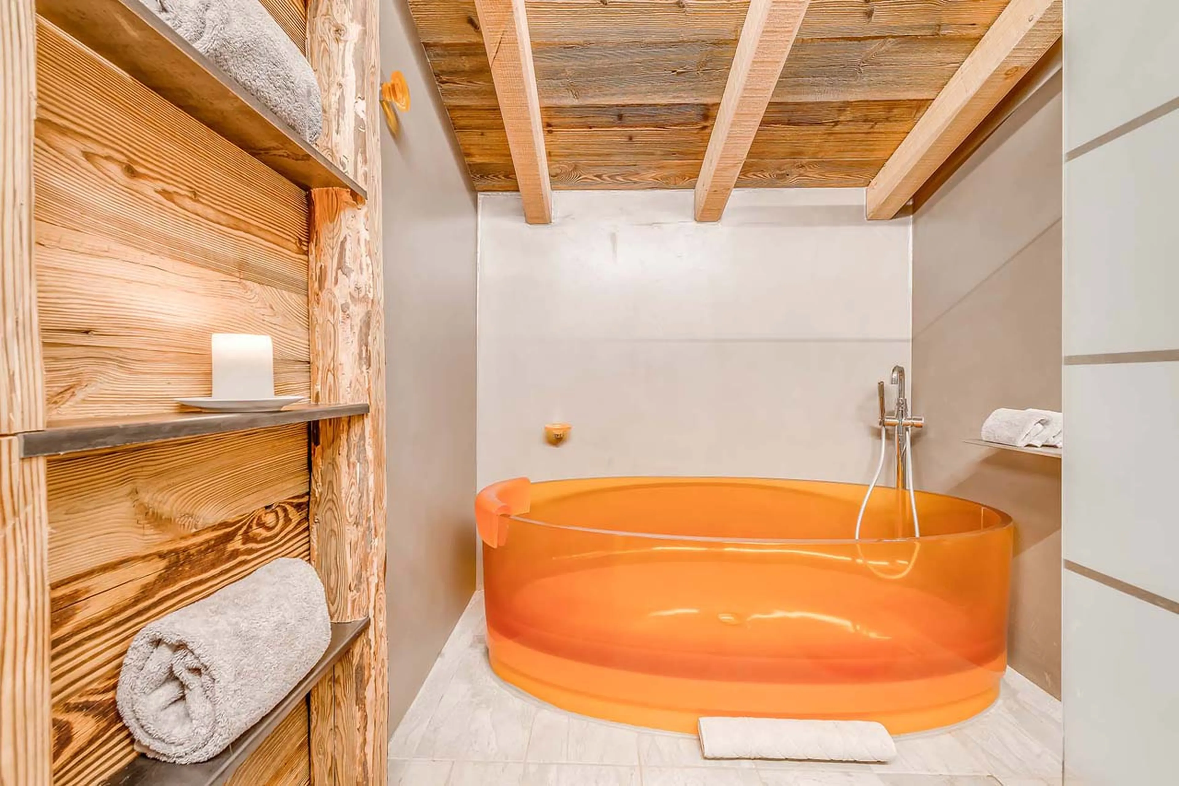 Bathtub in bathroom one at Chalet Rock n' Love in Tignes