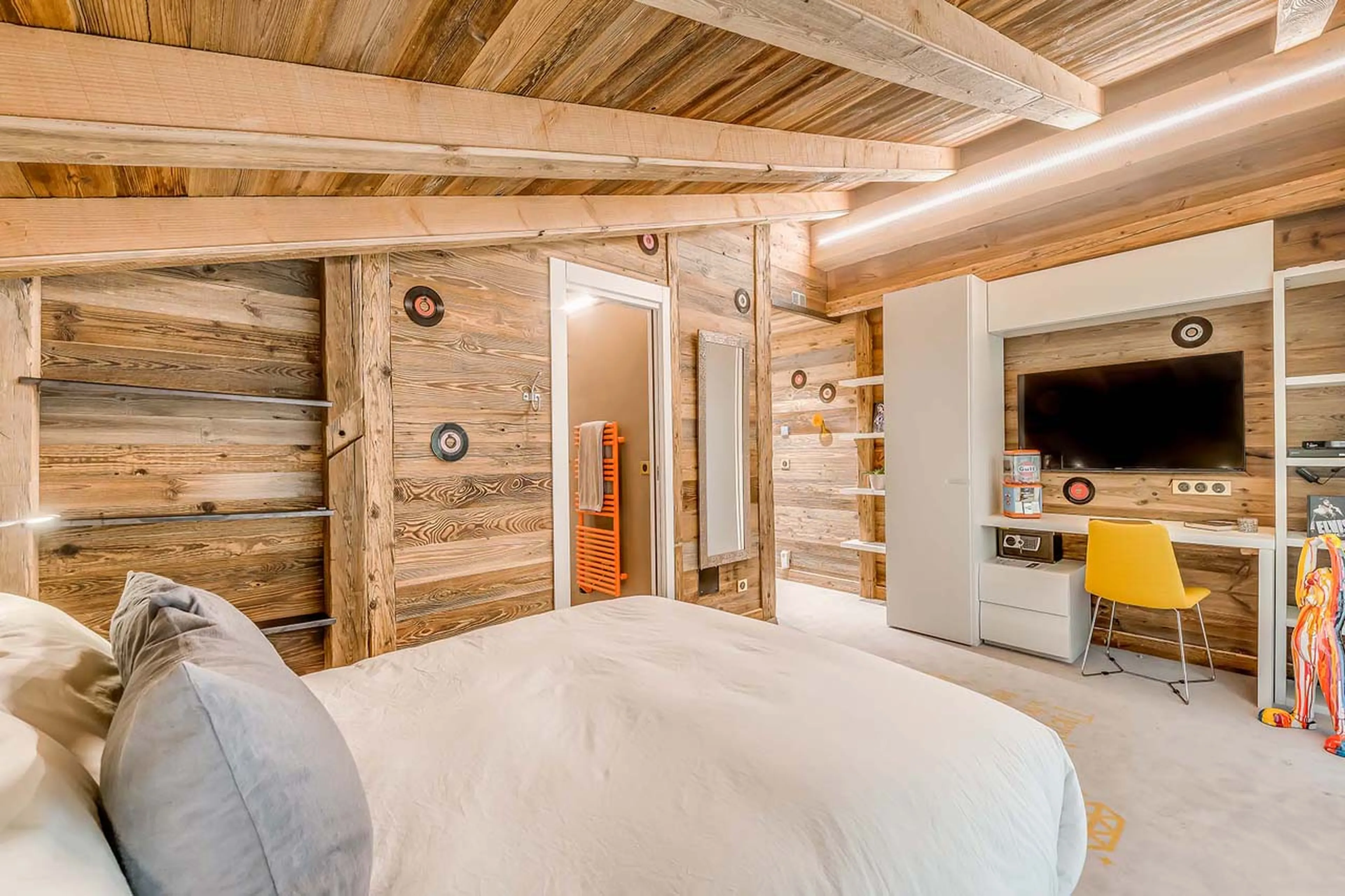 Bedroom one TV at Chalet Rock n' Love in Tignes