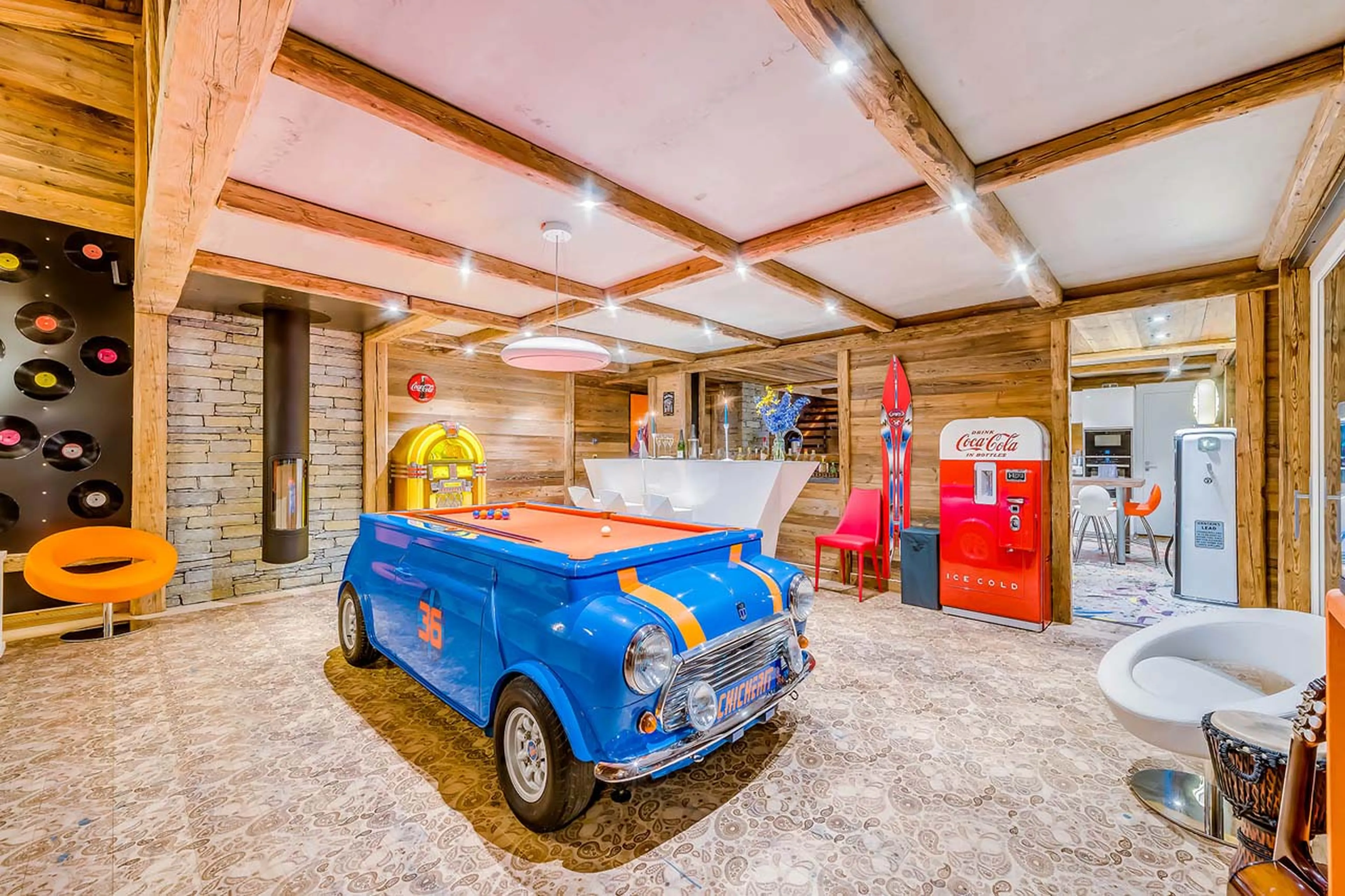 Pool table and bar at Chalet Rock n' Love in Tignes