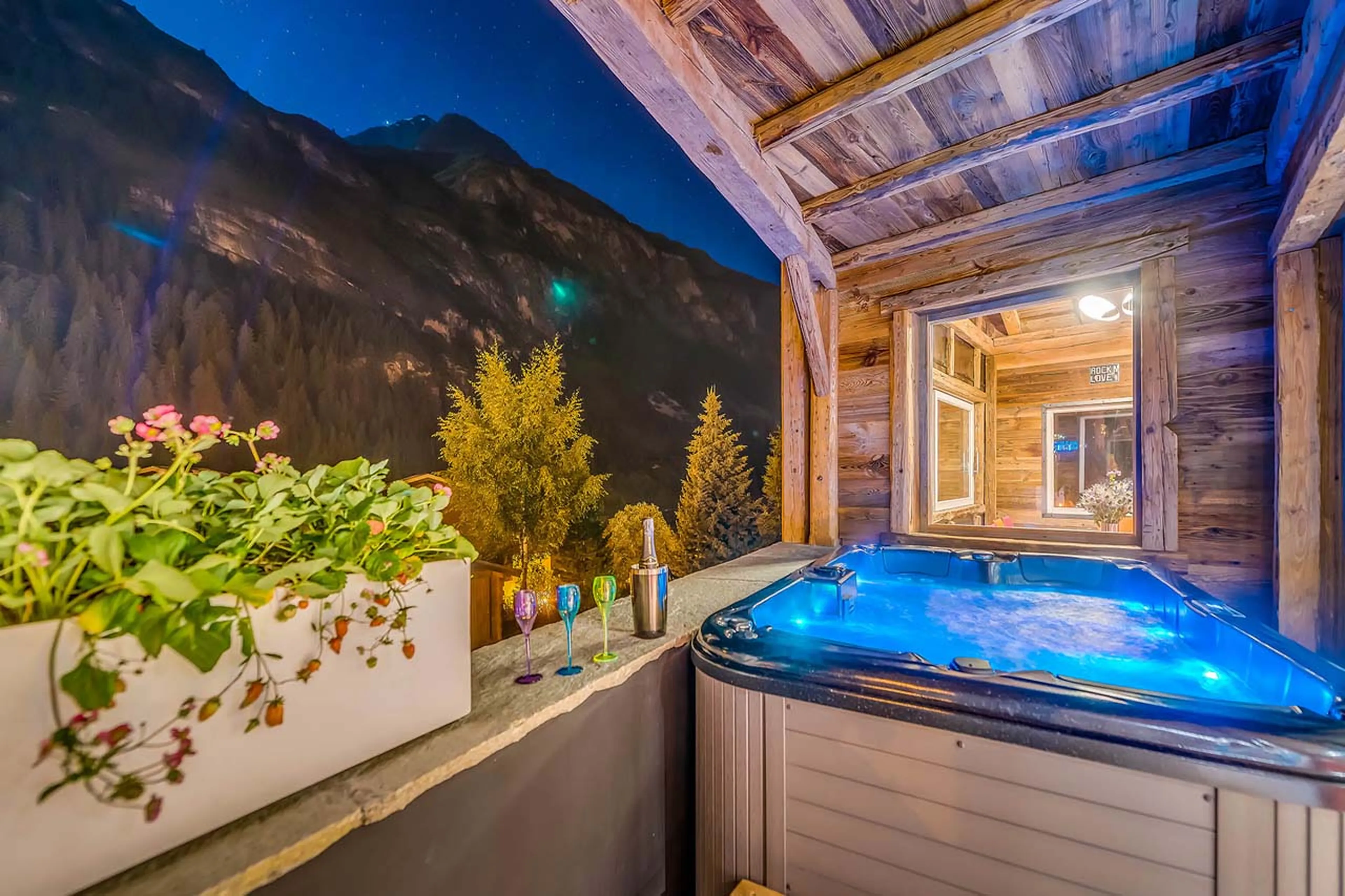 Outdoor hot tub at Chalet Rock n' Love in Tignes