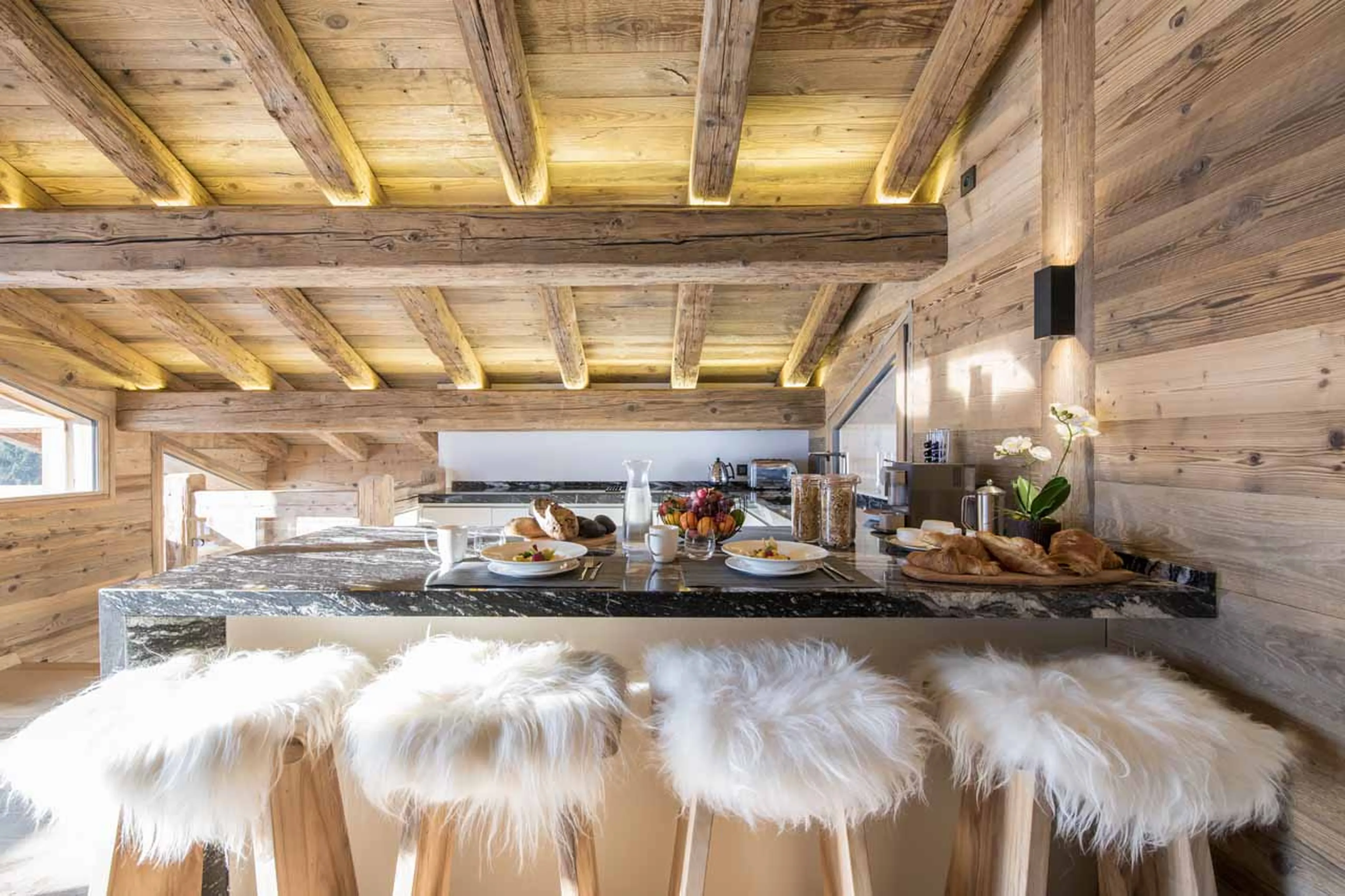 Kitchen with bar seating in Little Gem Morzine