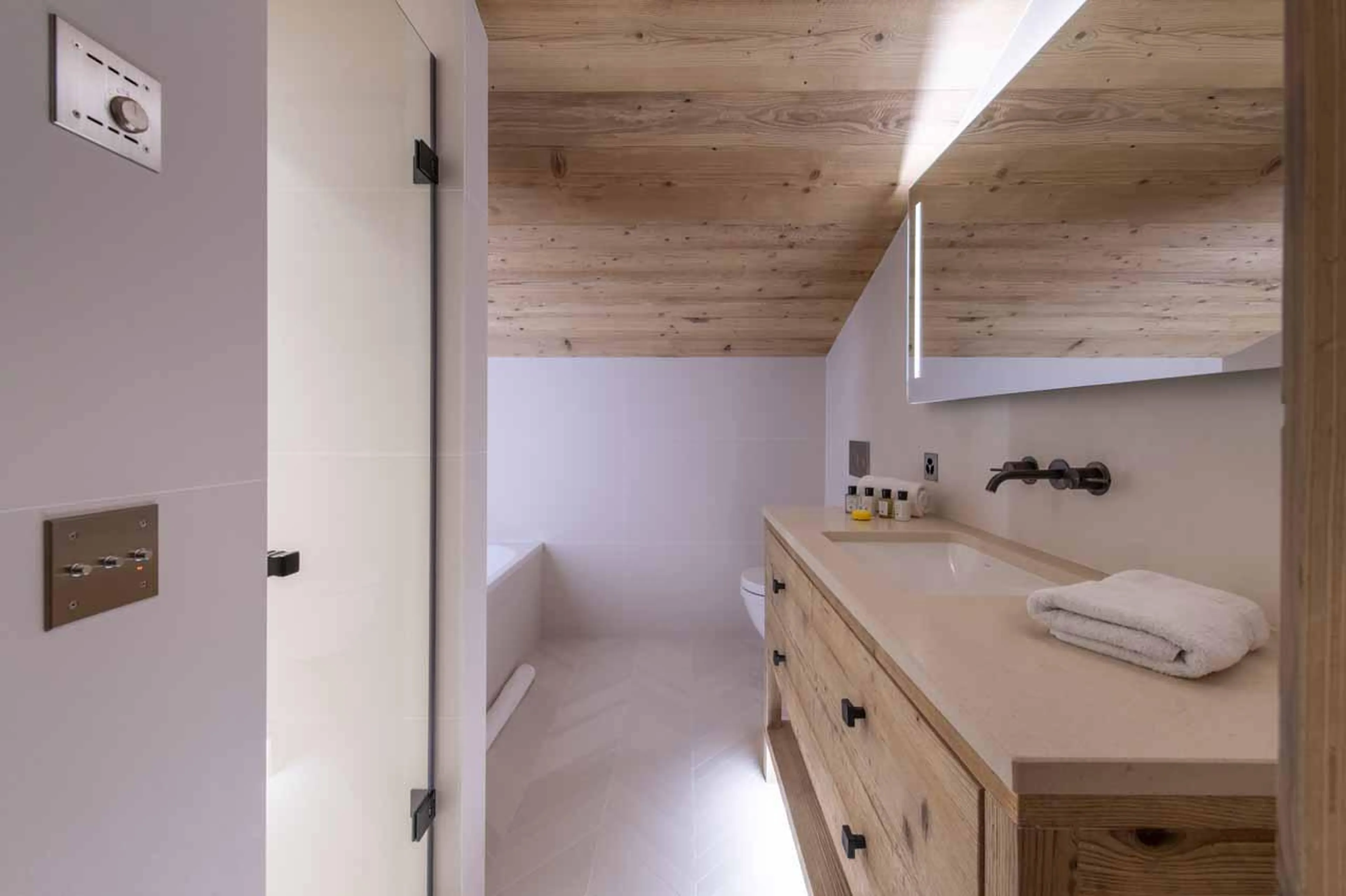 Master bedroom en-suite bathroom, Chalet Scandinavia, Verbier, Switzerland